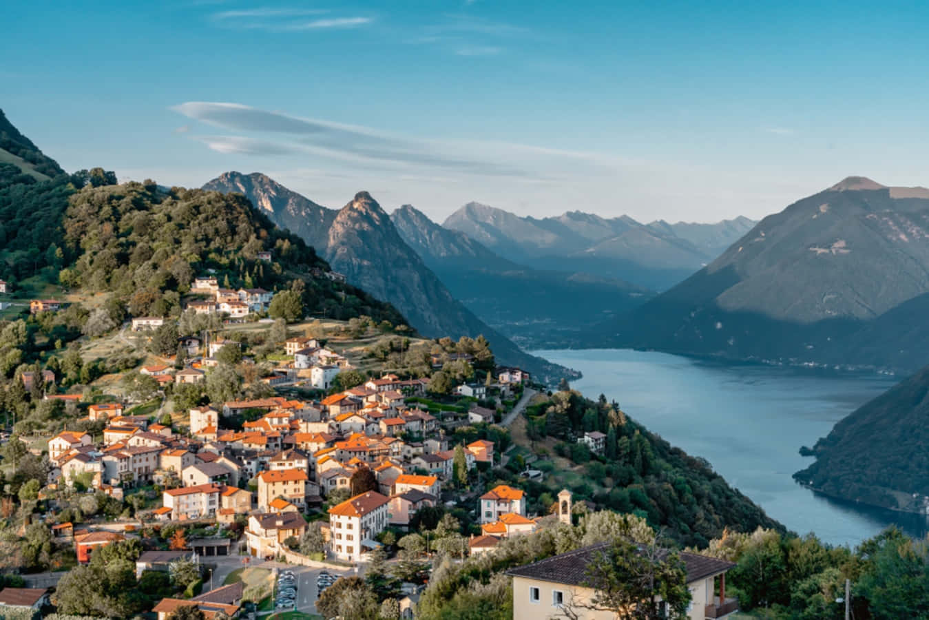 Uitzicht Op Het Meer Van Lugano, Zwitserland Achtergrond