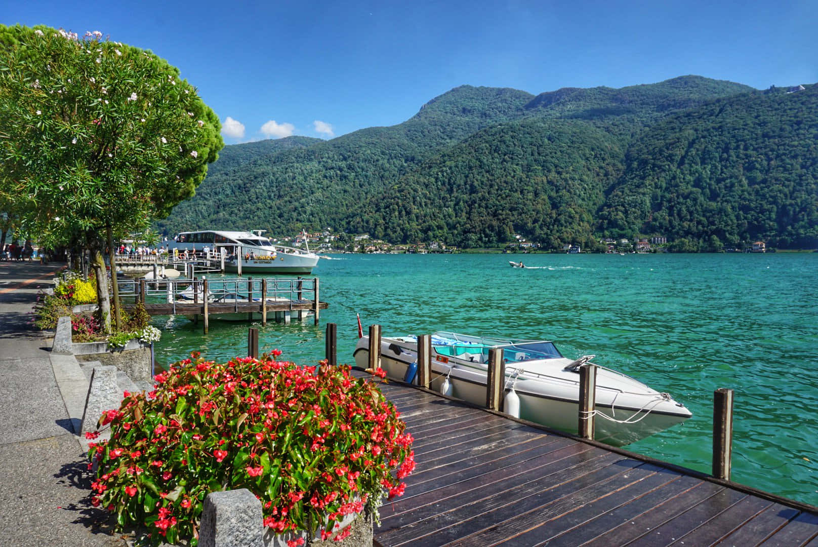 Landschap Aan De Oever Van Lugano Achtergrond