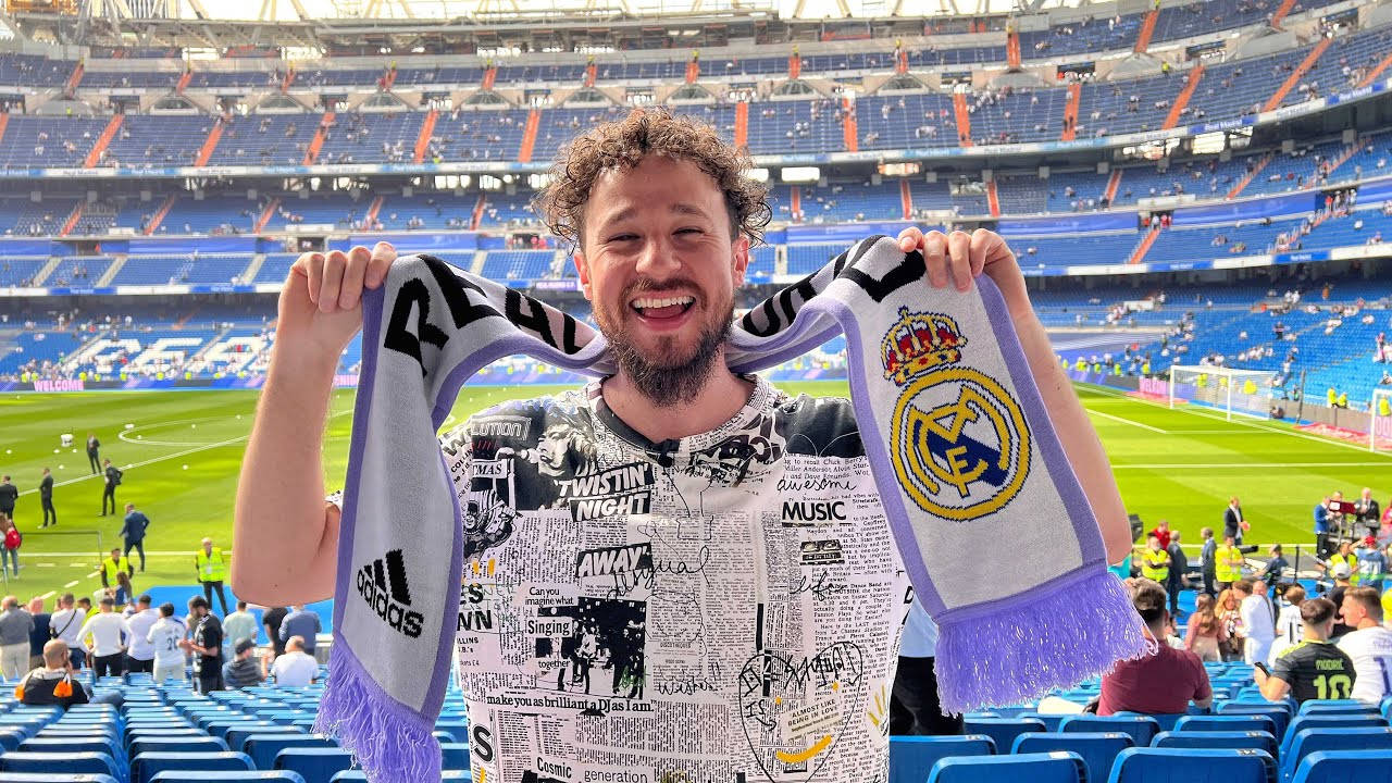 Luisito Comunica Met Madrid Sjaal Achtergrond