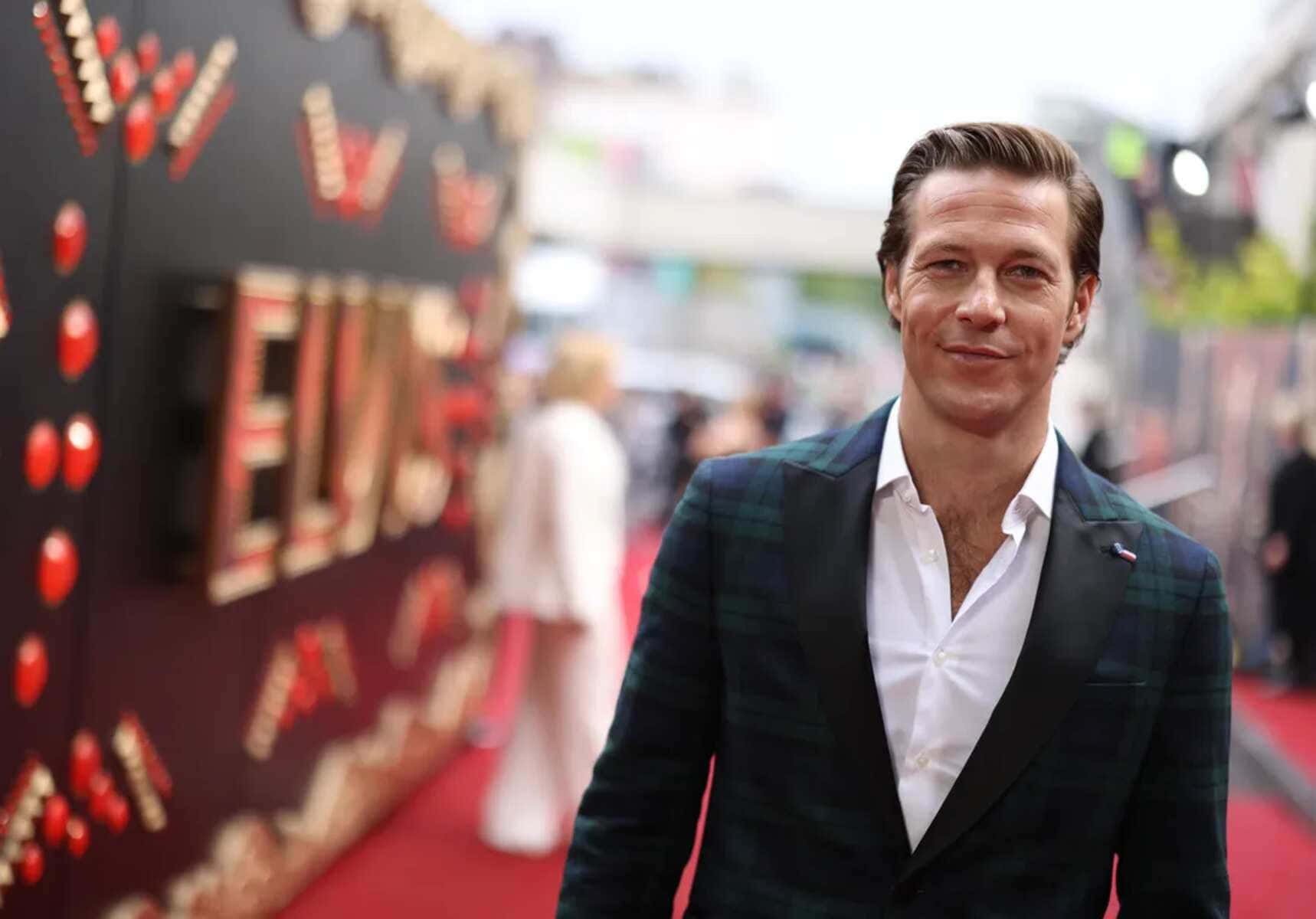 Download Luke Bracey Red Carpet Smile Wallpaper | Wallpapers.com