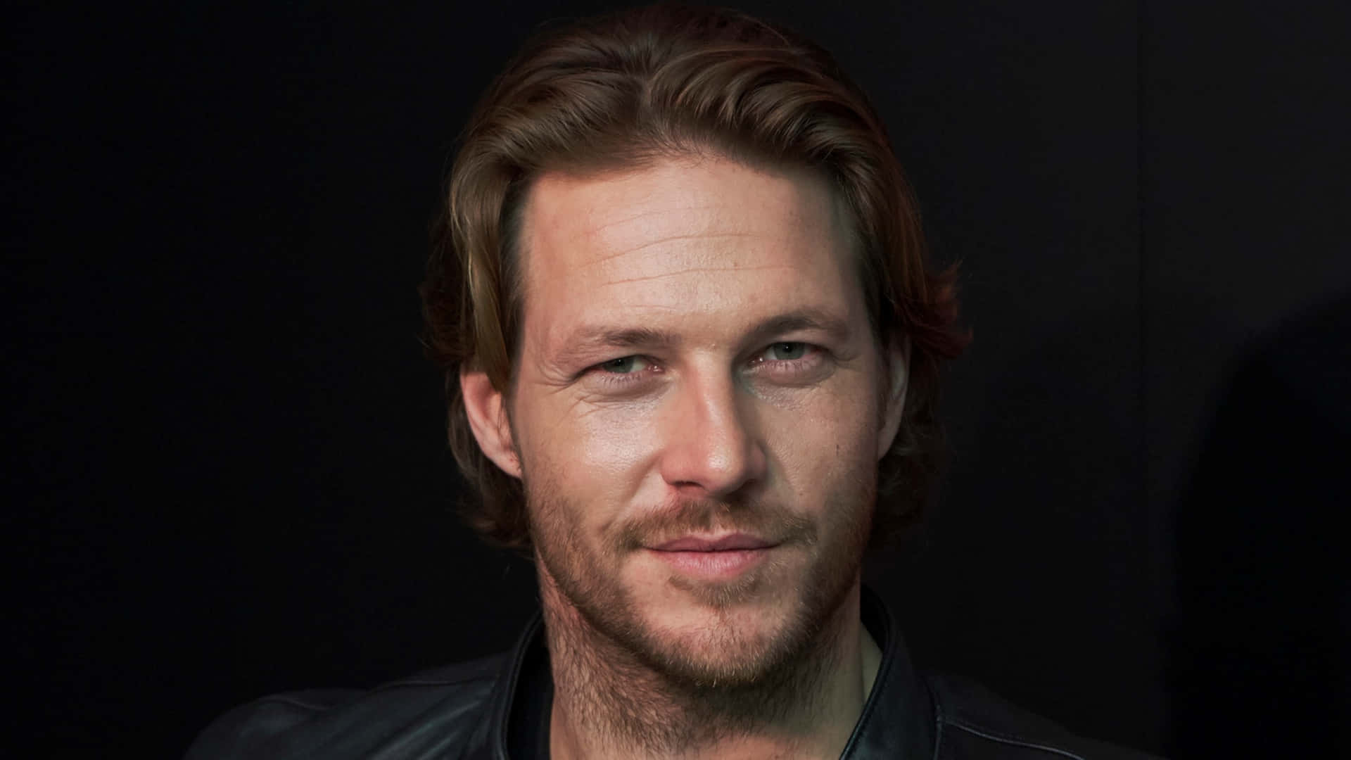 Potret Senyum Luke Bracey Wallpaper