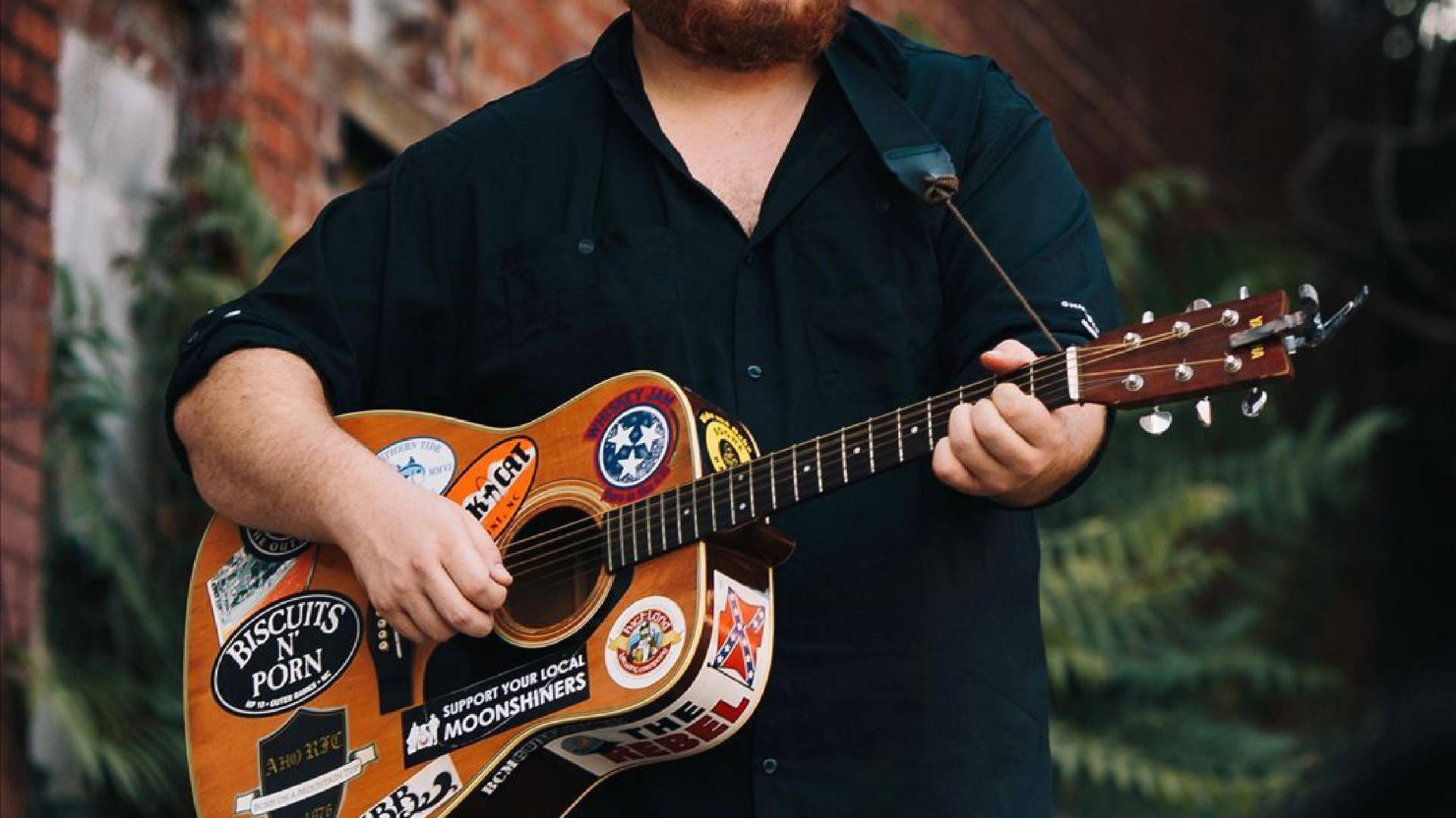 Unhombre Con Barba Y Una Guitarra Fondo de pantalla