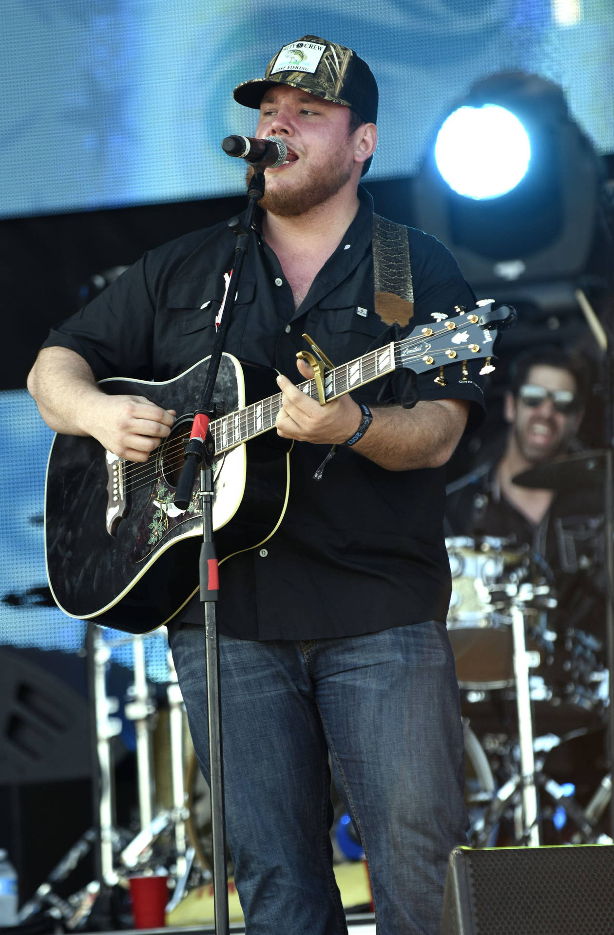 Luke Combs rocking out onstage. Wallpaper