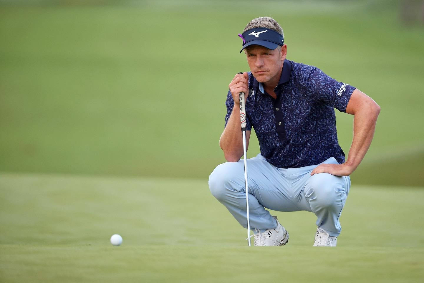 Luke Donald Intense Focus on Golf Ball Wallpaper