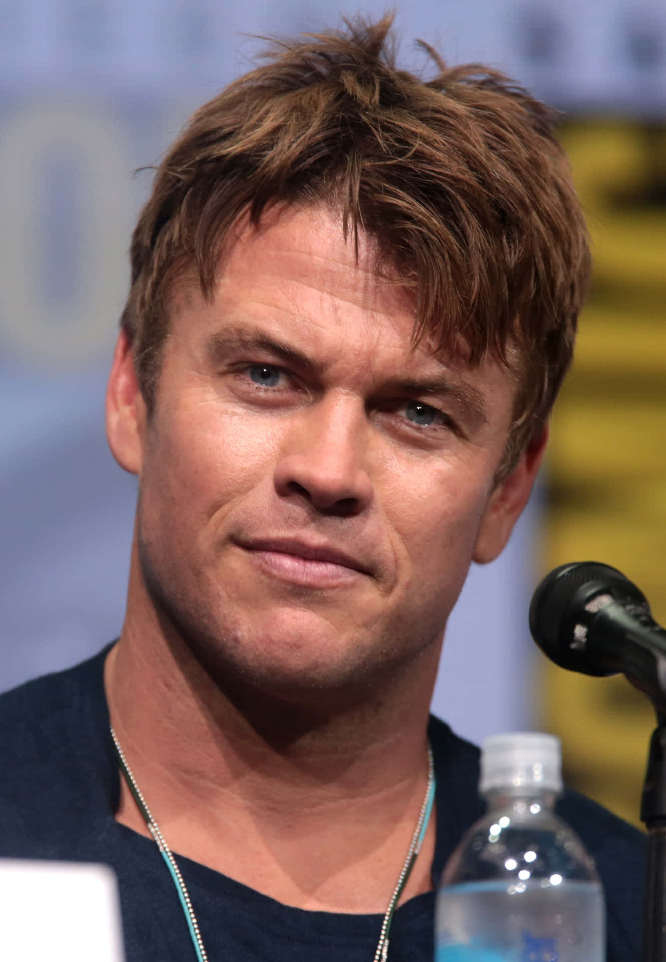 Luke Hemsworth Panel Discussion Wallpaper