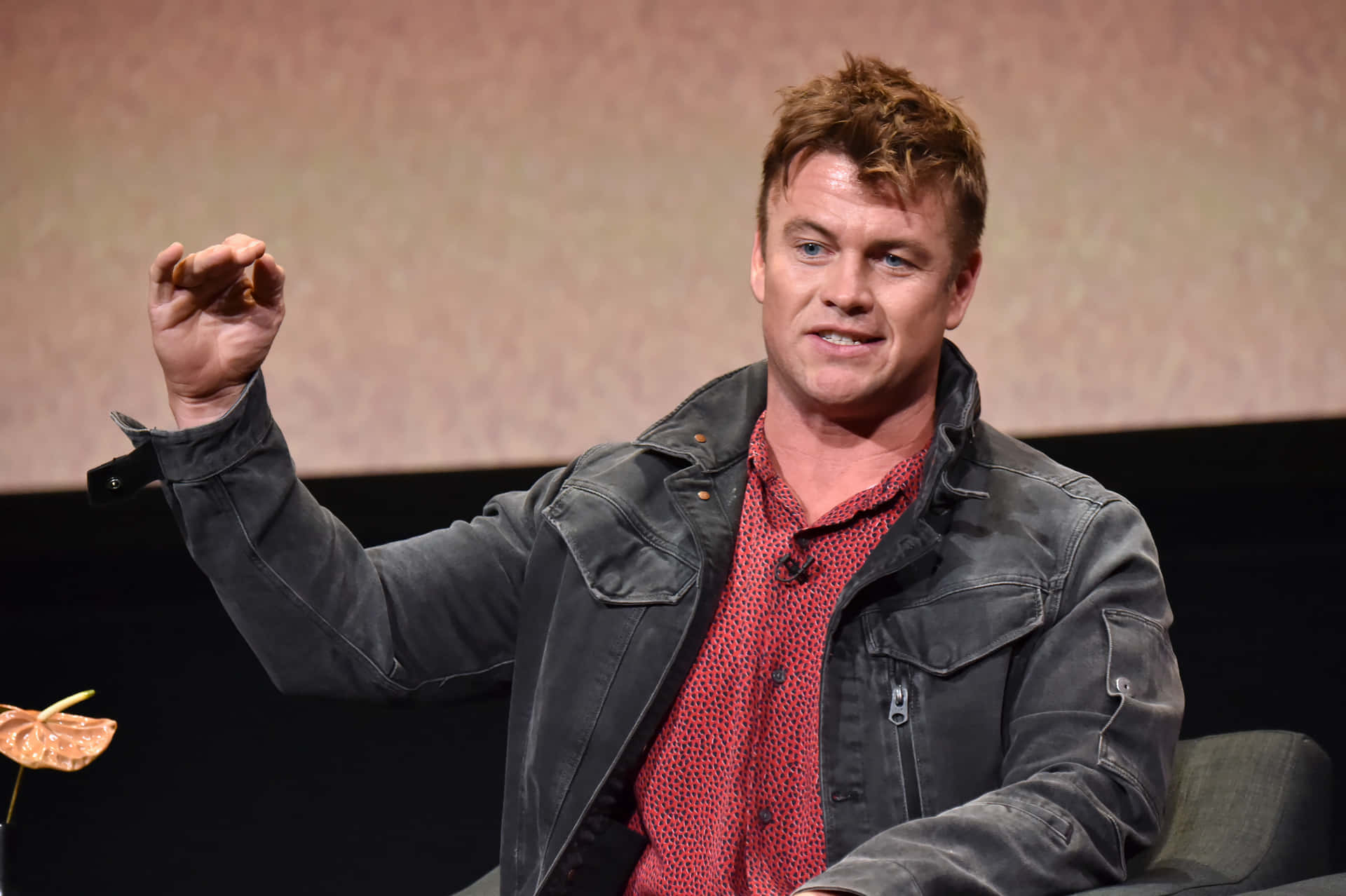 Luke Hemsworth Speaking Event Wallpaper