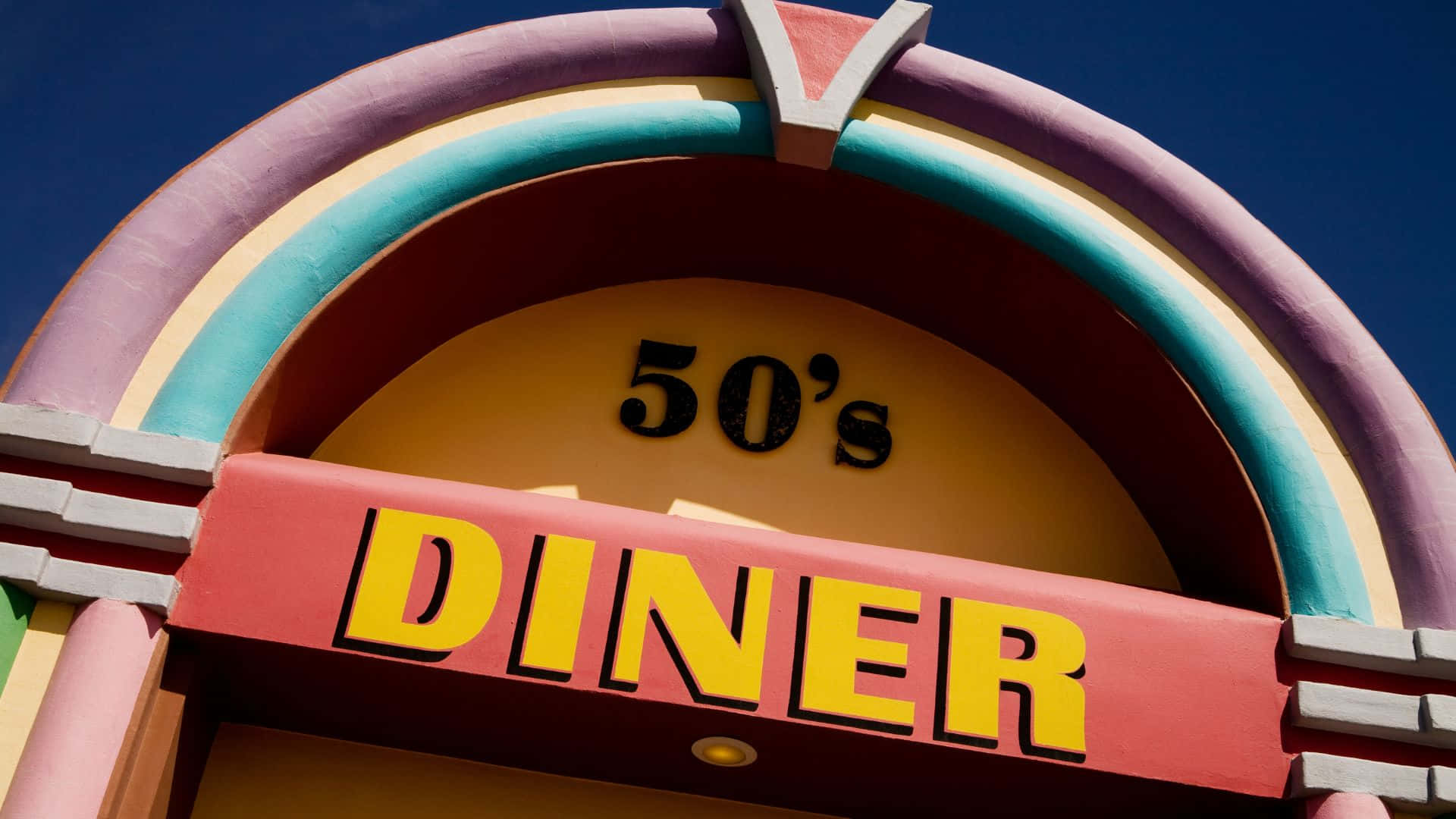 Luminosoe Accogliente Diner In Stile Anni '50 Con Luci Al Neon E Un'atmosfera Accogliente