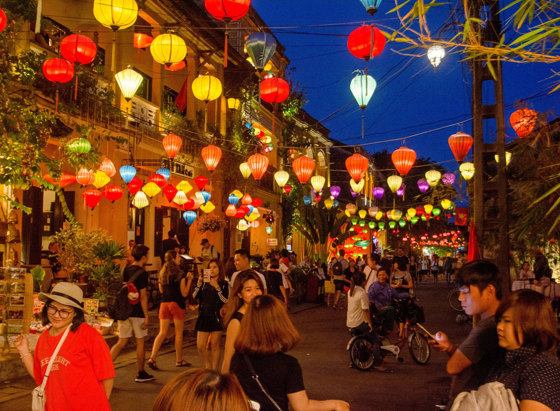Leuchtende,mehrfarbige Hanoi-straße Wallpaper