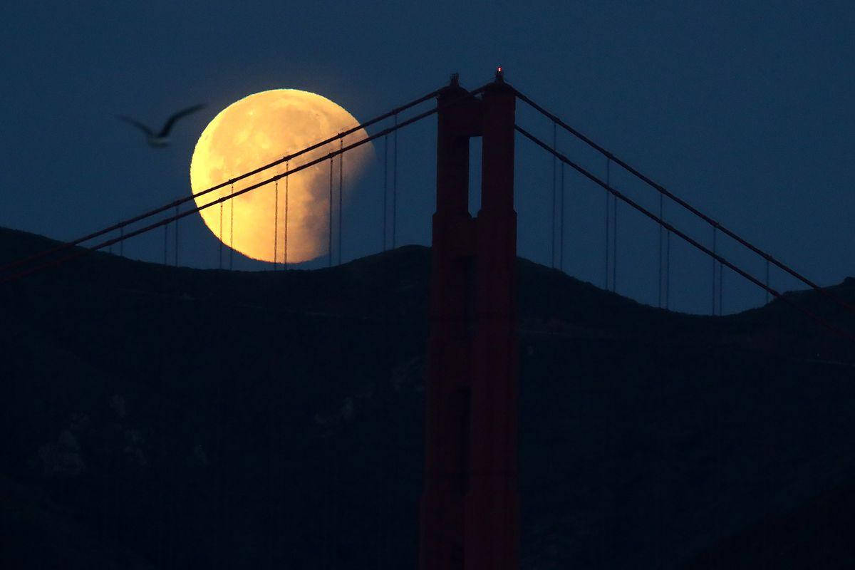 Vistadel Puente Durante El Eclipse Lunar. Fondo de pantalla