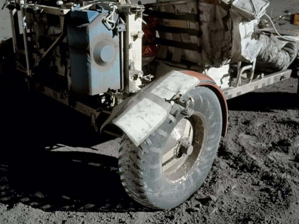 Unrover Lunar Explorando La Superficie De La Luna En Una Imagen De Alta Resolución. Fondo de pantalla