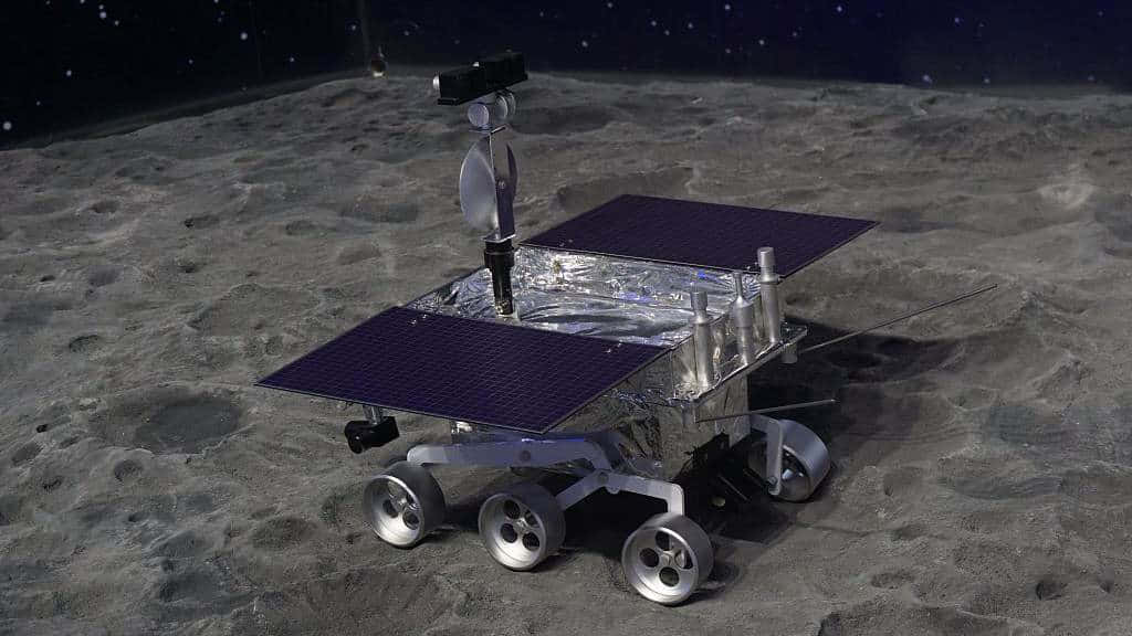 Astronautaexplorando La Superficie Lunar Con Un Rover. Fondo de pantalla