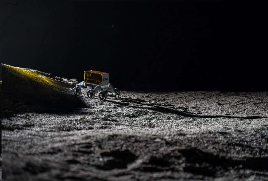 Roverlunar Explorando La Superficie De La Luna Fondo de pantalla
