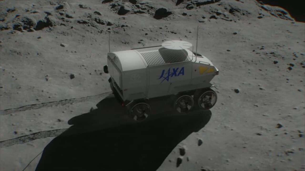 Astronautaconduciendo El Lunar Rover En La Superficie De La Luna. Fondo de pantalla