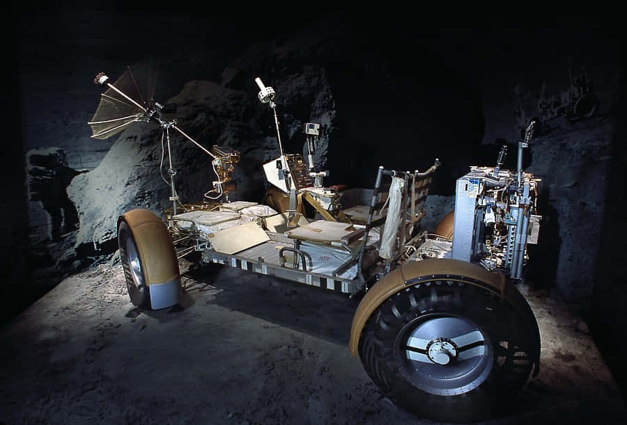 Unhistórico Rover Lunar Explora La Superficie De La Luna Fondo de pantalla