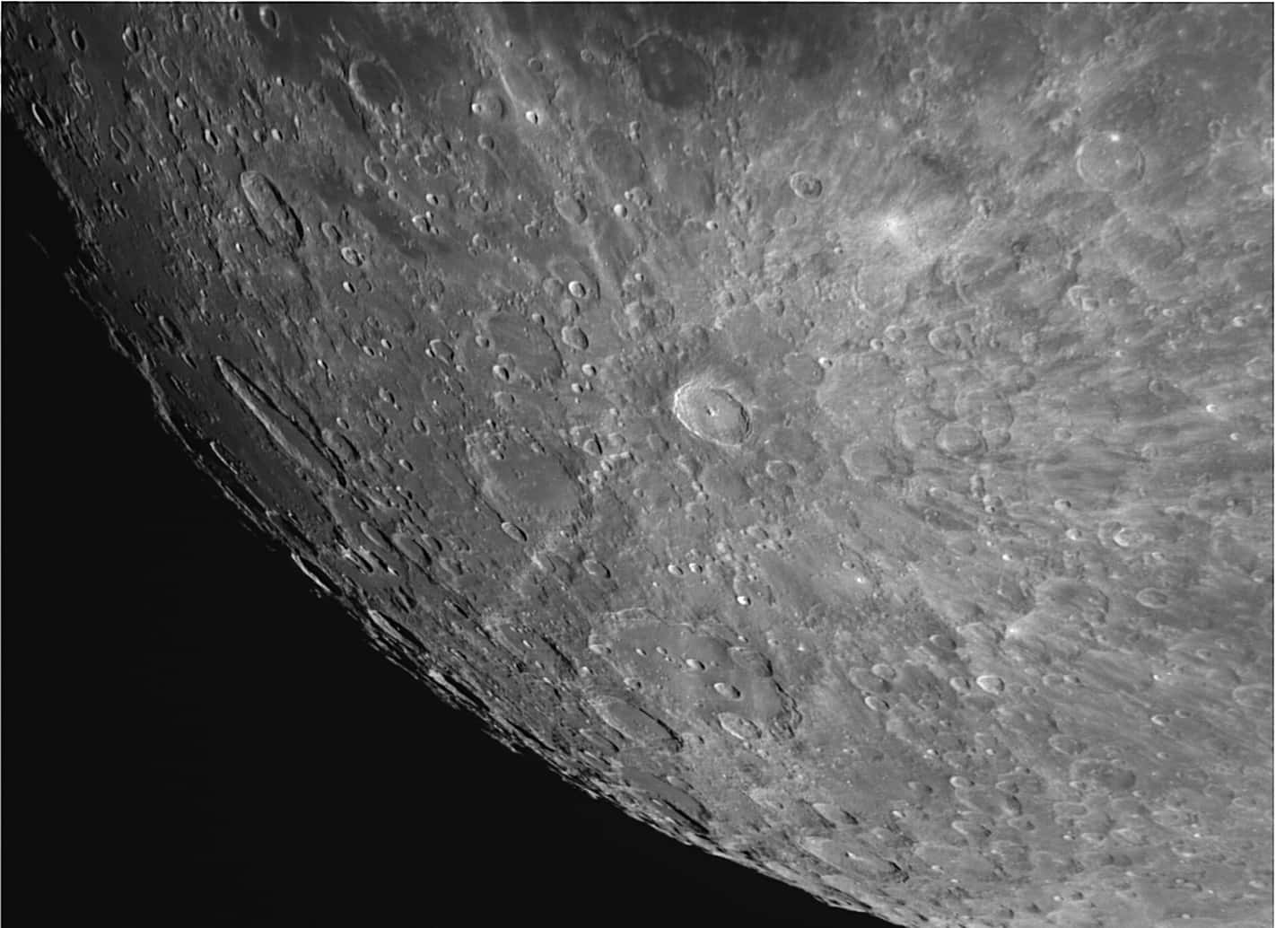 Gros Plan Sur Les Cratères De La Surface Lunaire Fond d'écran