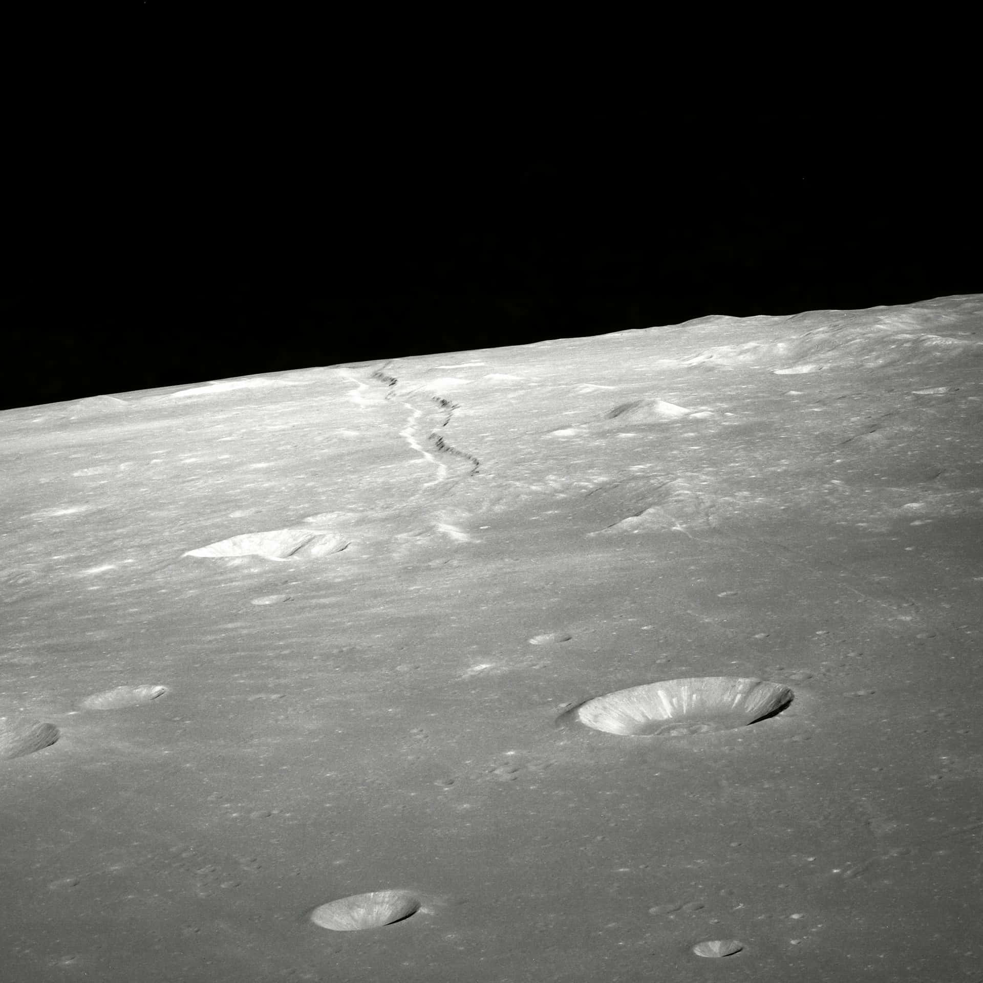 Surface Lunaire Avec Cratères Et Rilles Fond d'écran