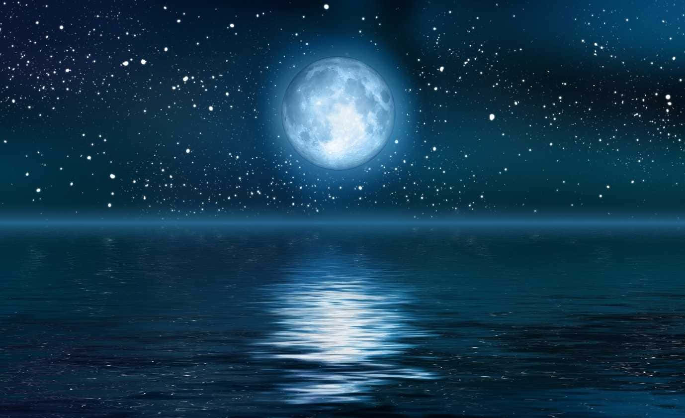 Lunaresplandeciente Rodeada De Estrellas Brillantes En El Cielo Nocturno.