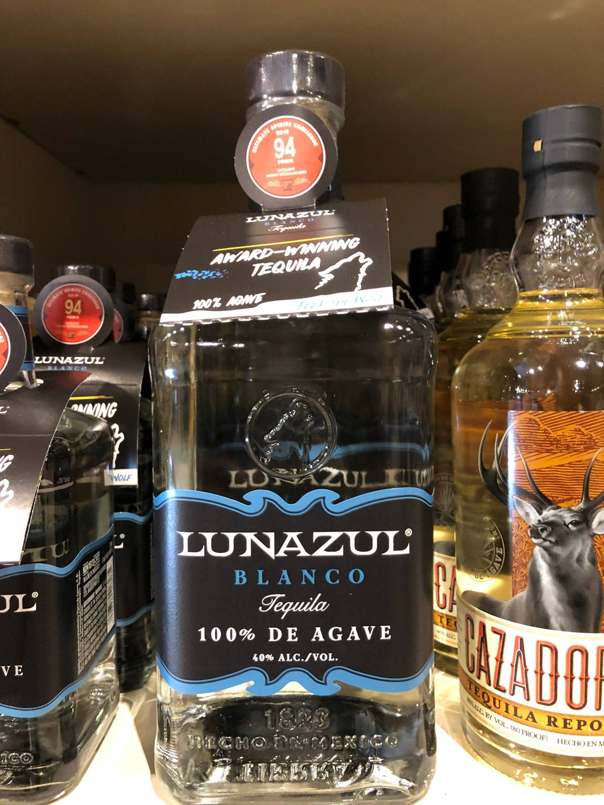 Lunazul Blanco Award-Vindende Tequila: Glitrende gulddekorationer Wallpaper