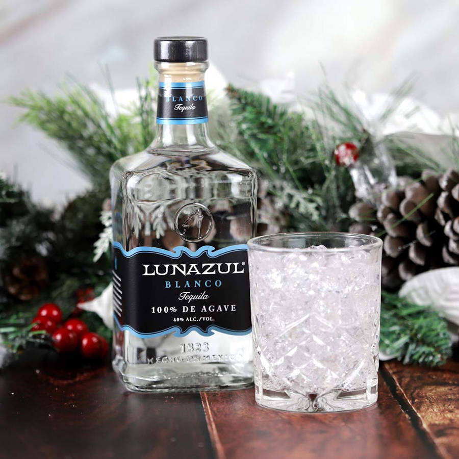 Lunazul Blanco Tequila juletema dekorationer opfylder din sprudlende glædesfølelse Wallpaper