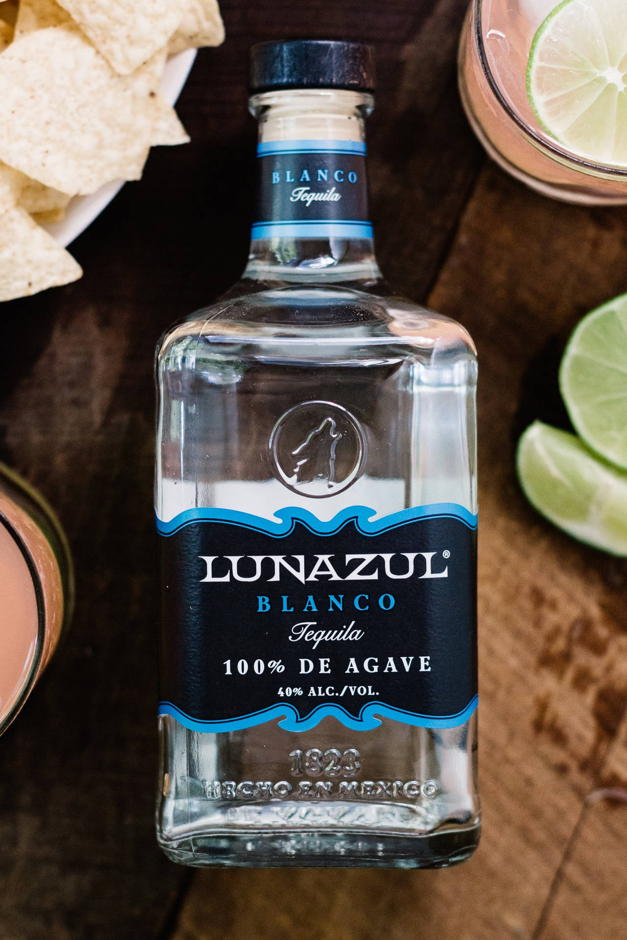 Sumptuous Lunazul Blanco Tequila served with juice and chips Wallpaper