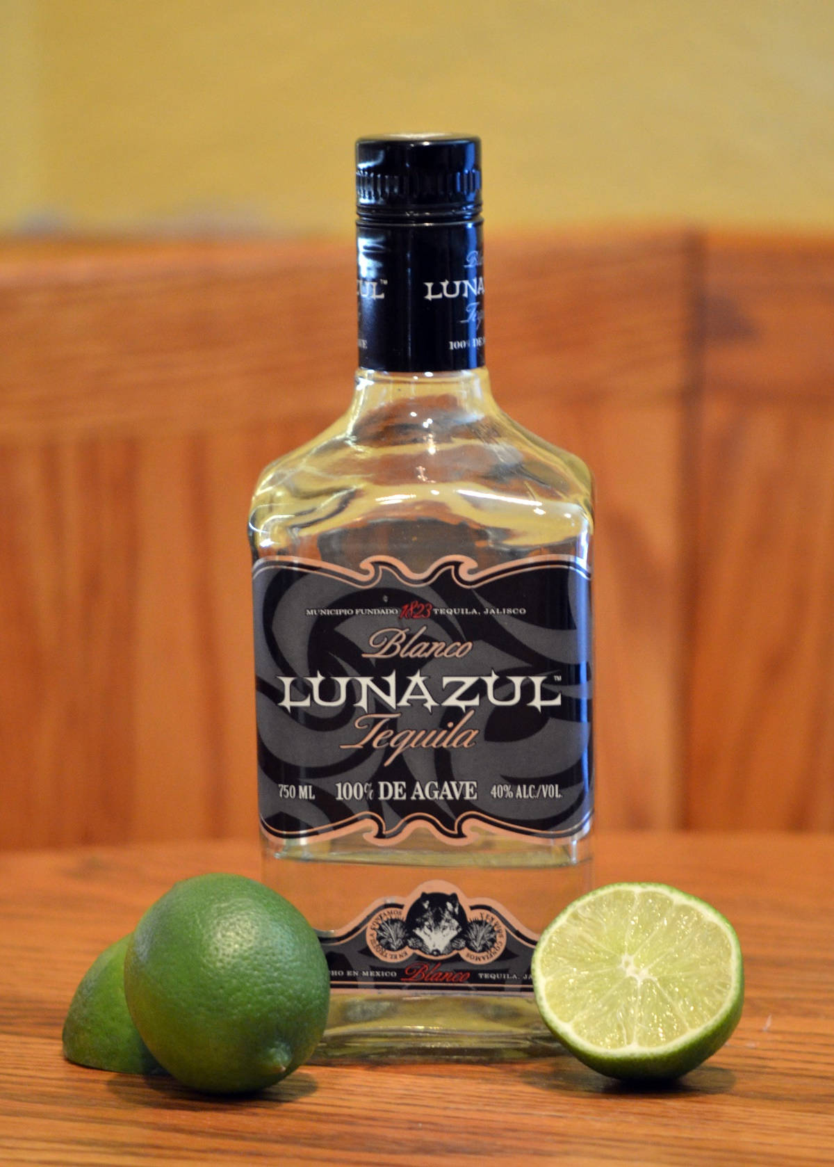 Taste the Vibrant Flavors of Lunazul Blanco Tequila with Fresh Limes Wallpaper