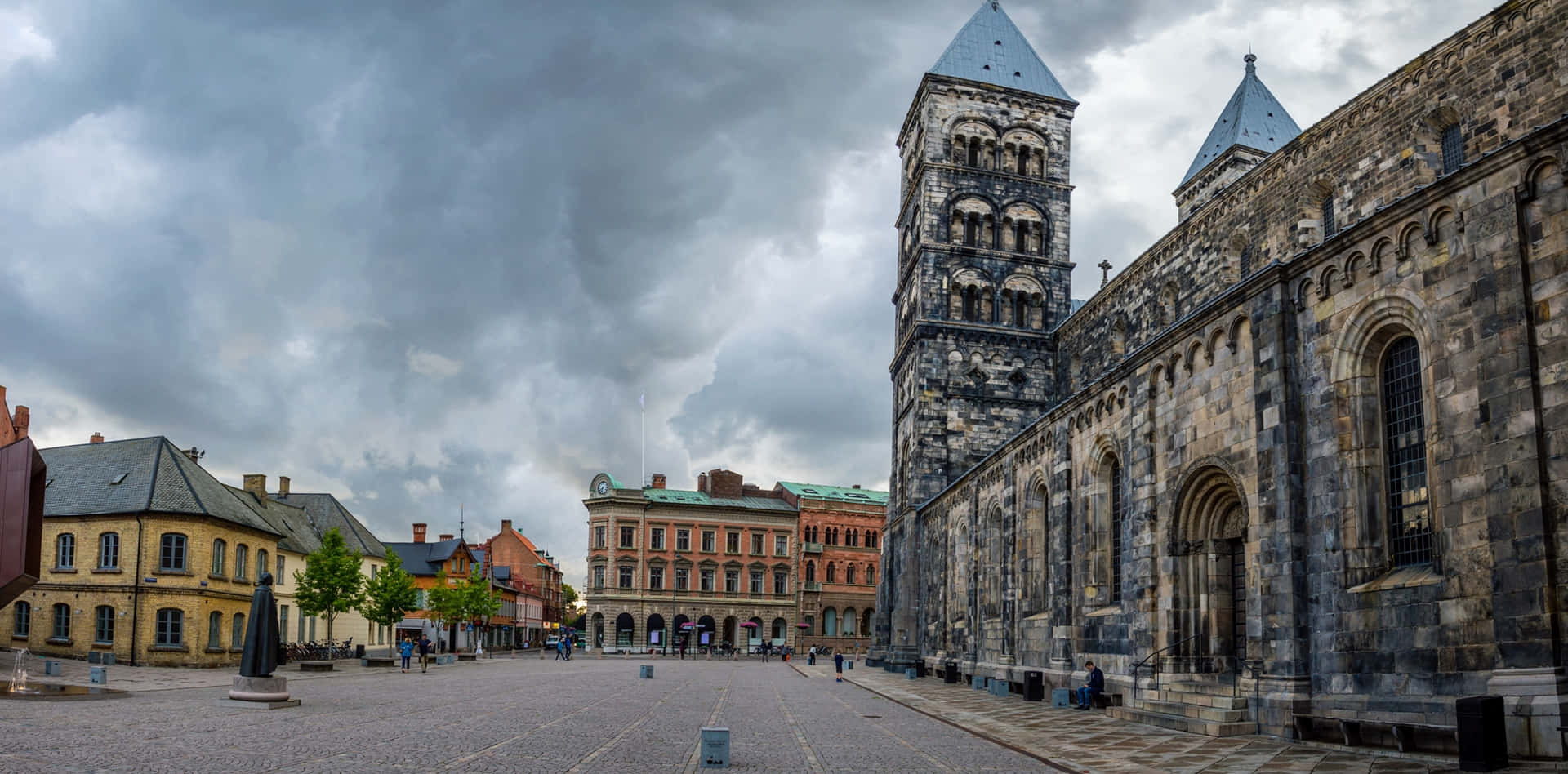 Lund_ Cathedral_and_ Square Wallpaper