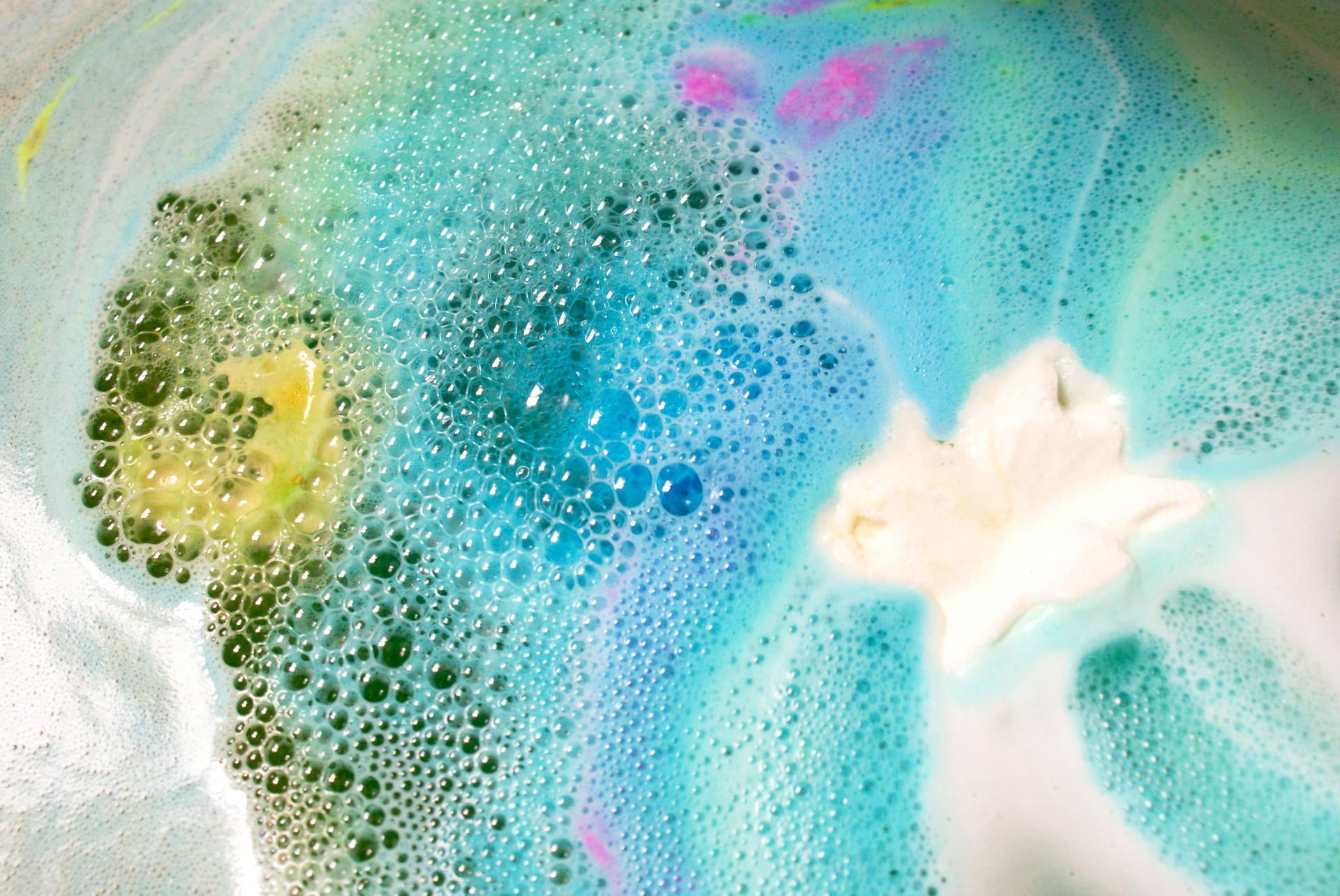 Lush Bubbles And Foams Wallpaper