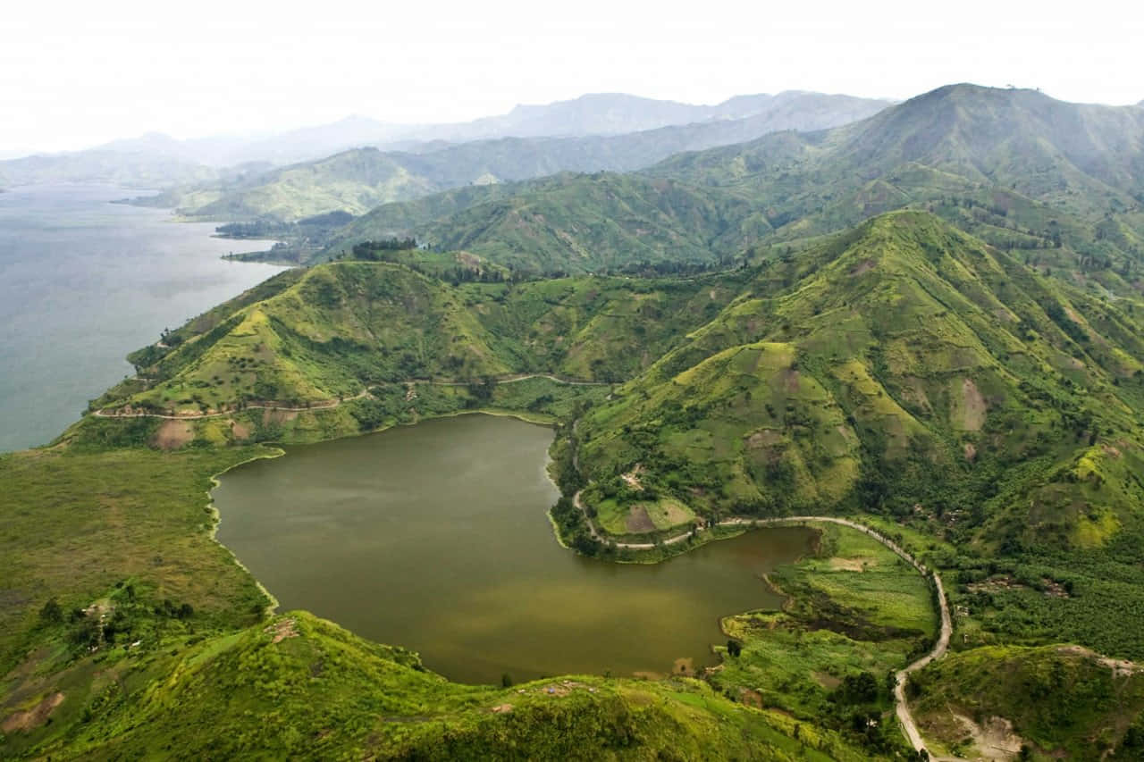 Weelderige Groene Heuvels Van D R Congo Achtergrond