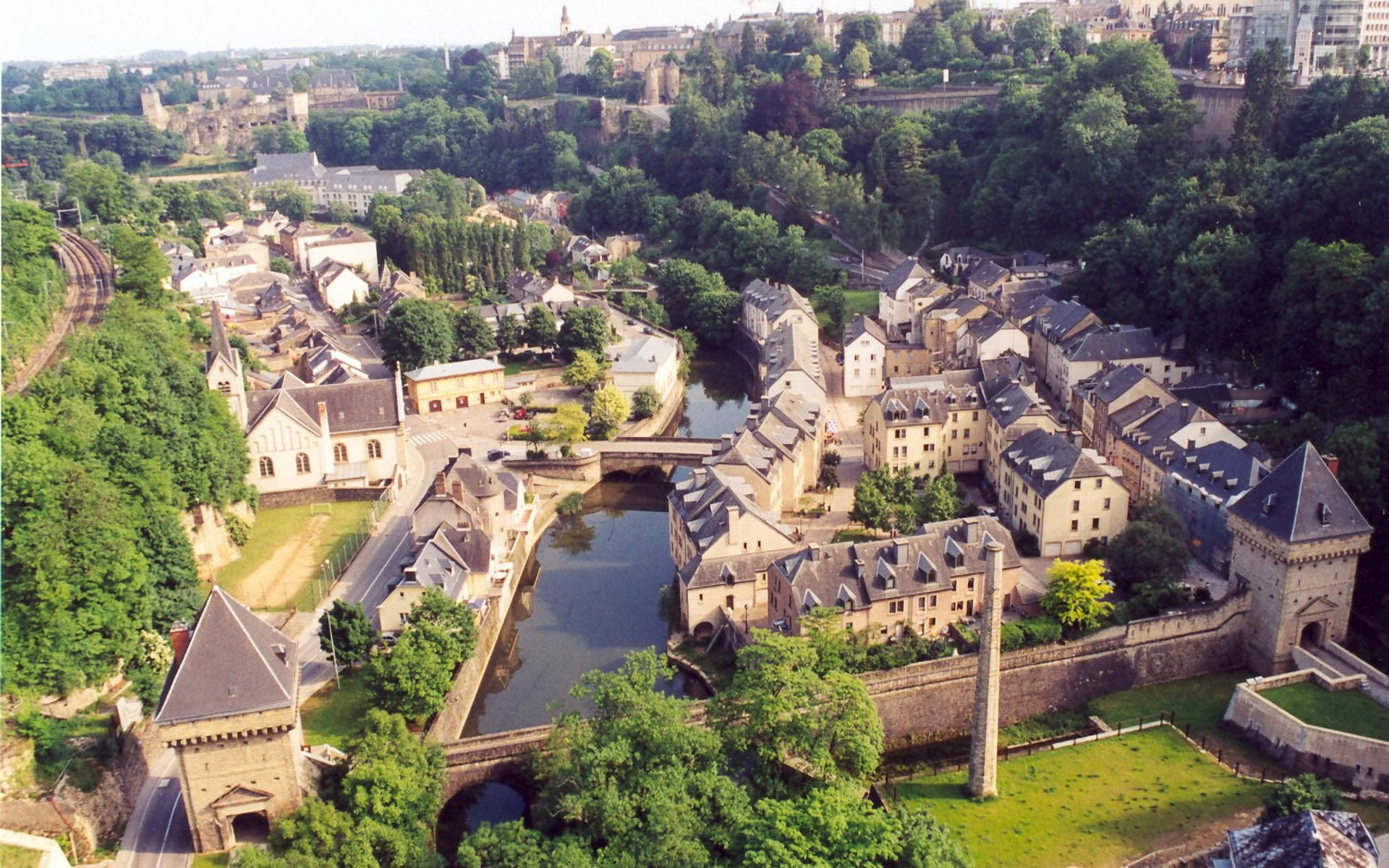 Luxembourg Fra toppen er et vidunderligt tapet med et fremragende syn over den lille landsby. Wallpaper