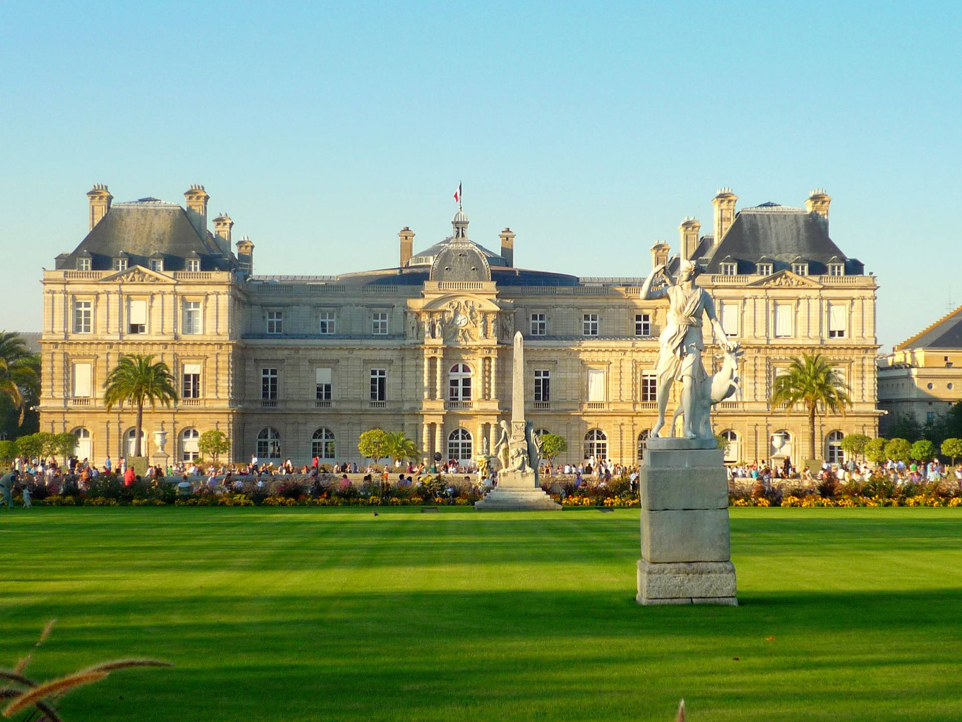 Luxembourg Palace With Monuments Wallpaper