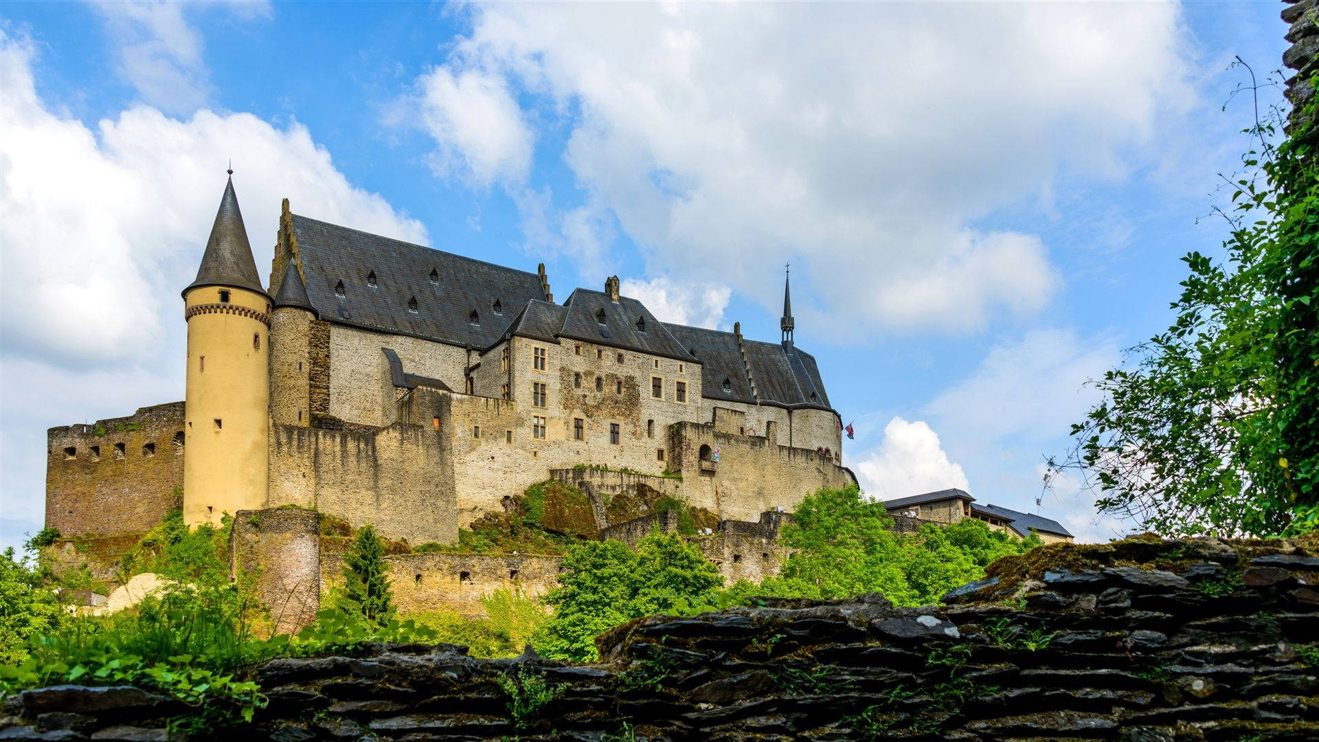 Luxembourg Vianden Castle Street View Wallpaper