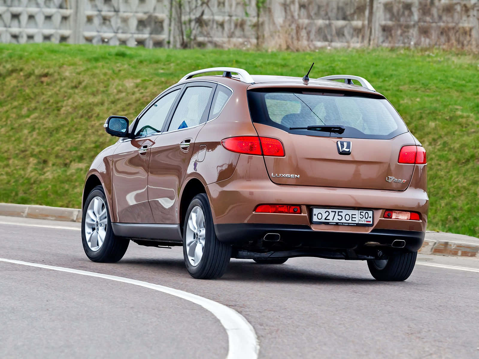 Automobile Luxgen Captivante Montrant Performance Et Élégance Fond d'écran