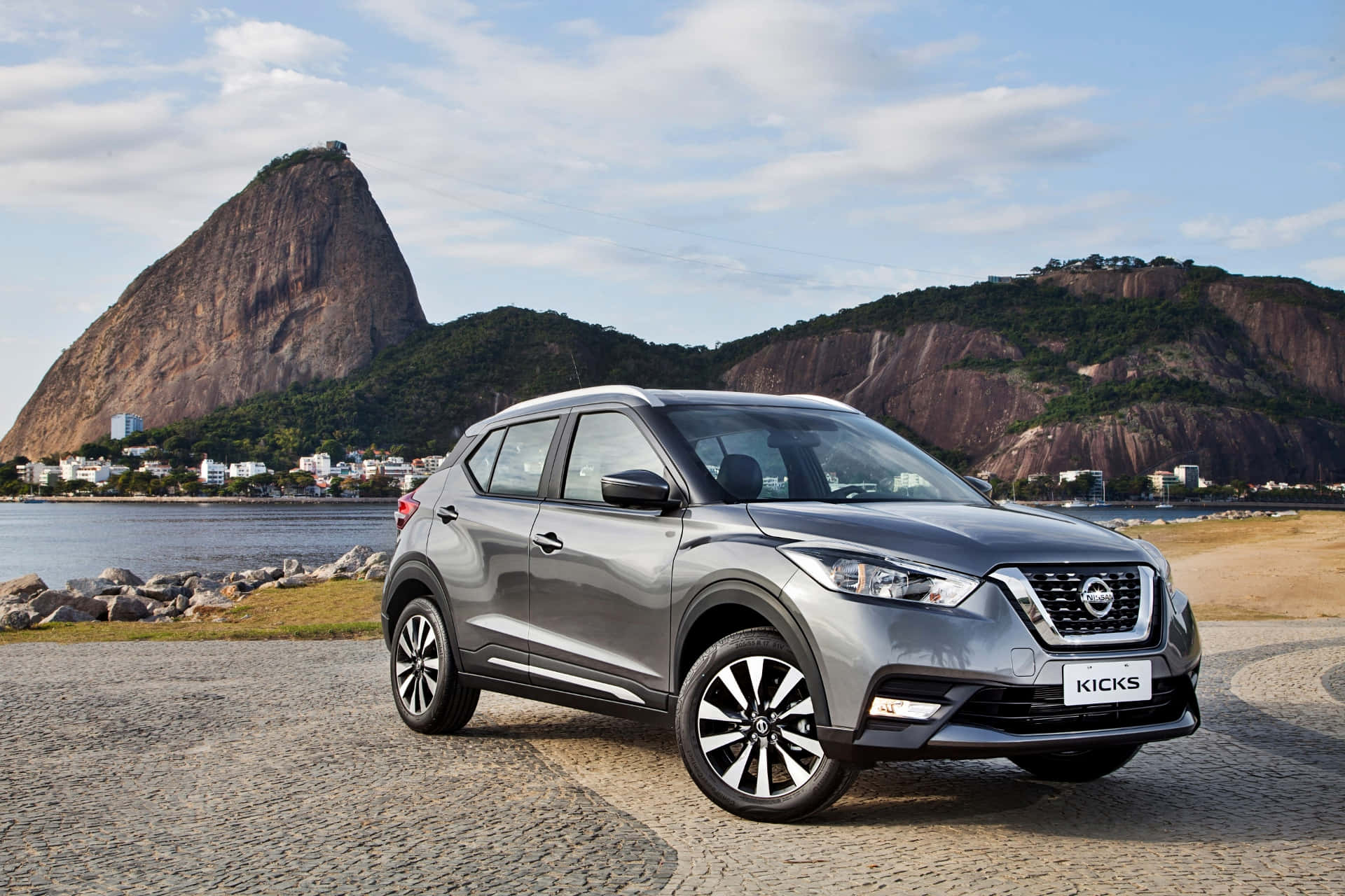 Luxurious And Sleek Nissan Kicks In Motion Wallpaper