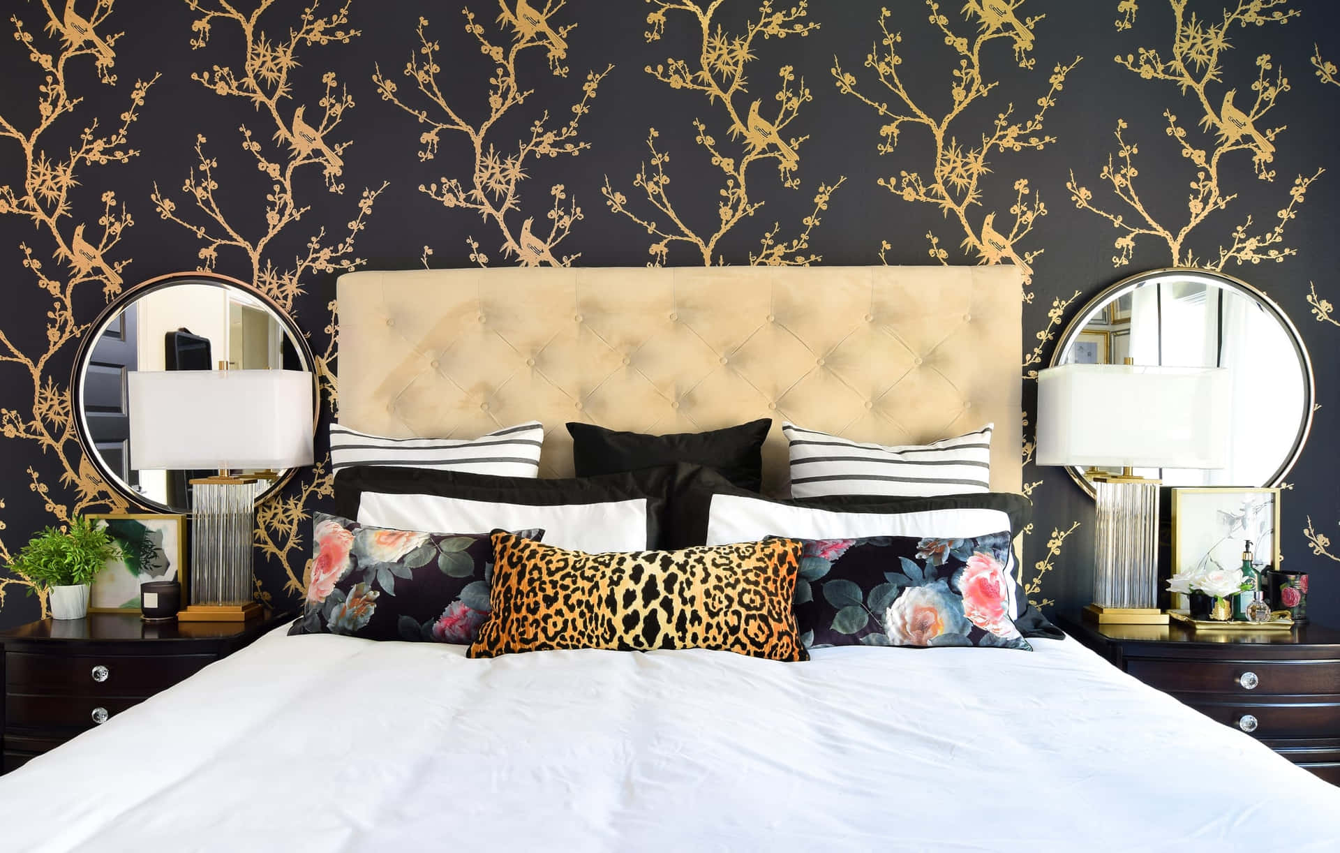 Luxurious Bedroom With Gilded Details Wallpaper
