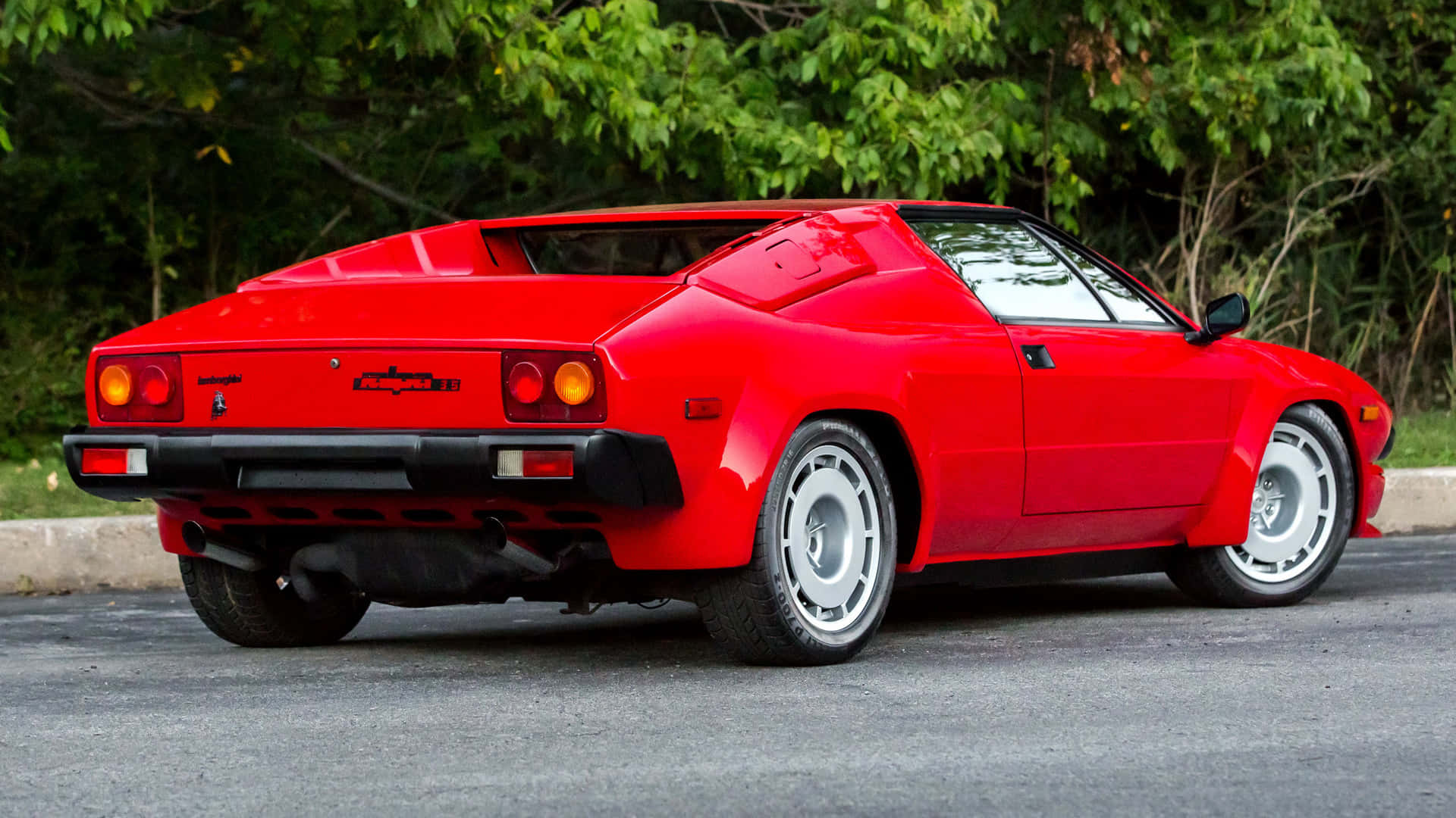 "luxurious Lifestyle - Lamborghini Jalpa In Its Full Glory" Wallpaper