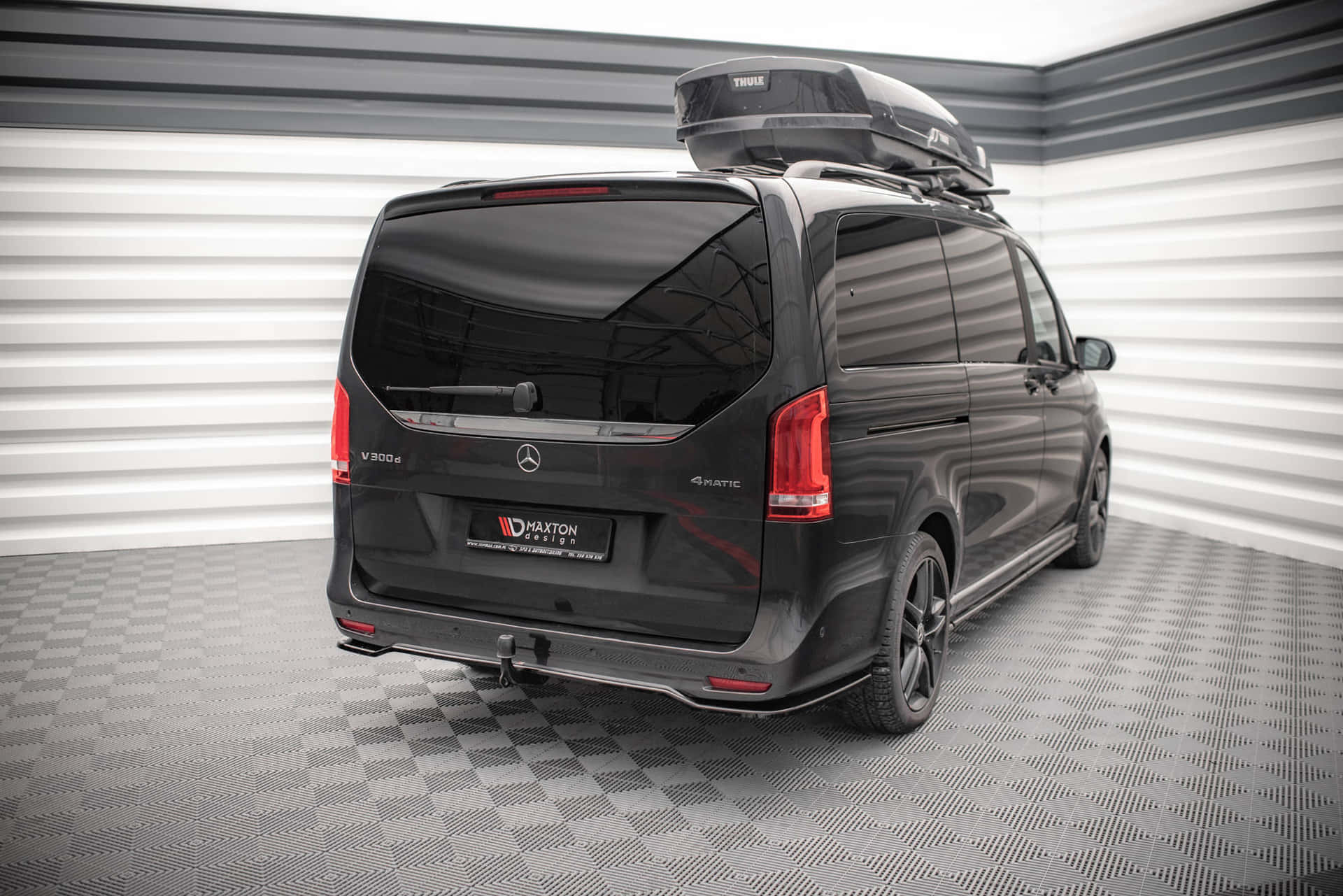 Luxurious Mercedes Benz V-class On The Move Wallpaper