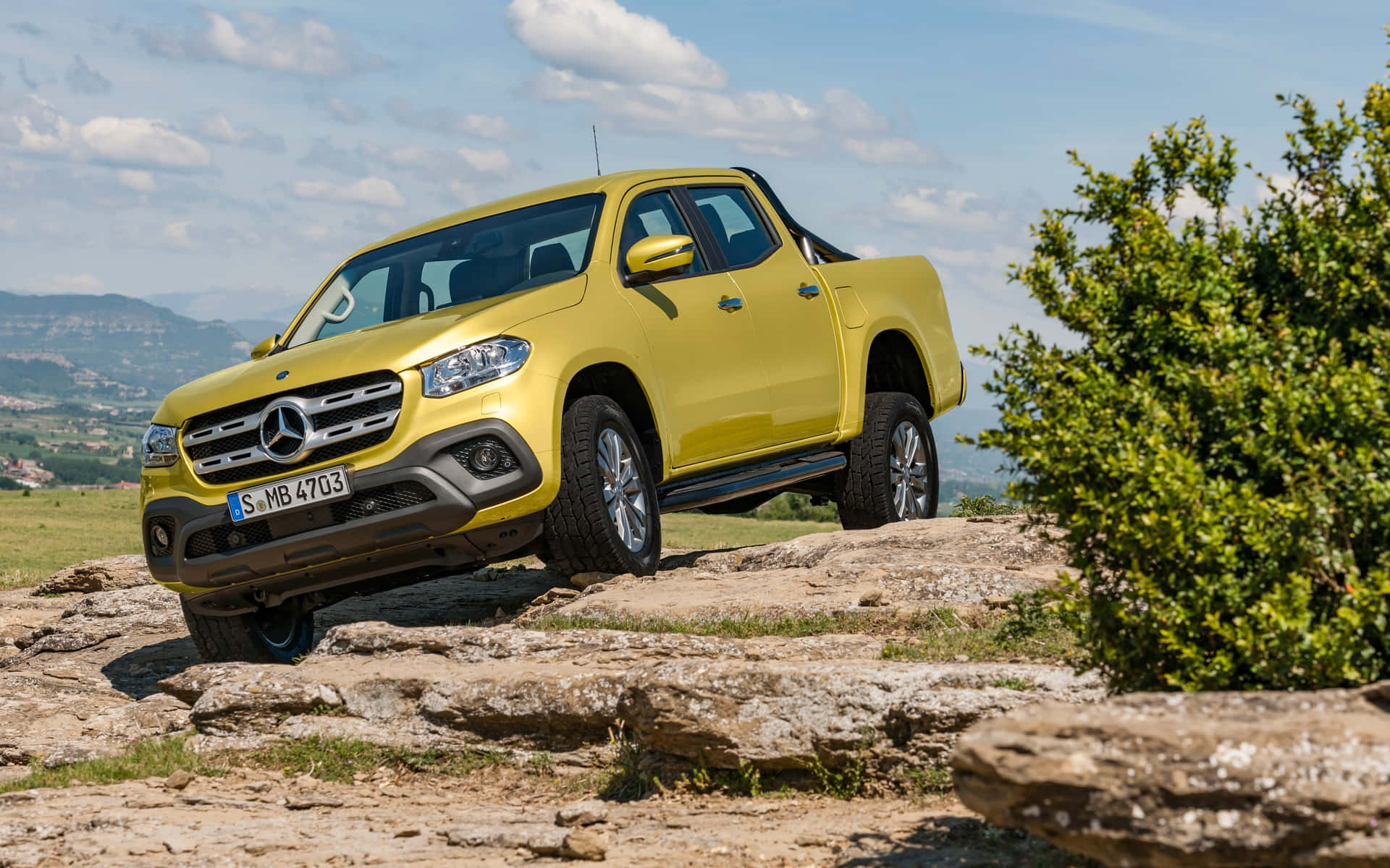 Luxurious Mercedes Benz X-class In Motion Wallpaper