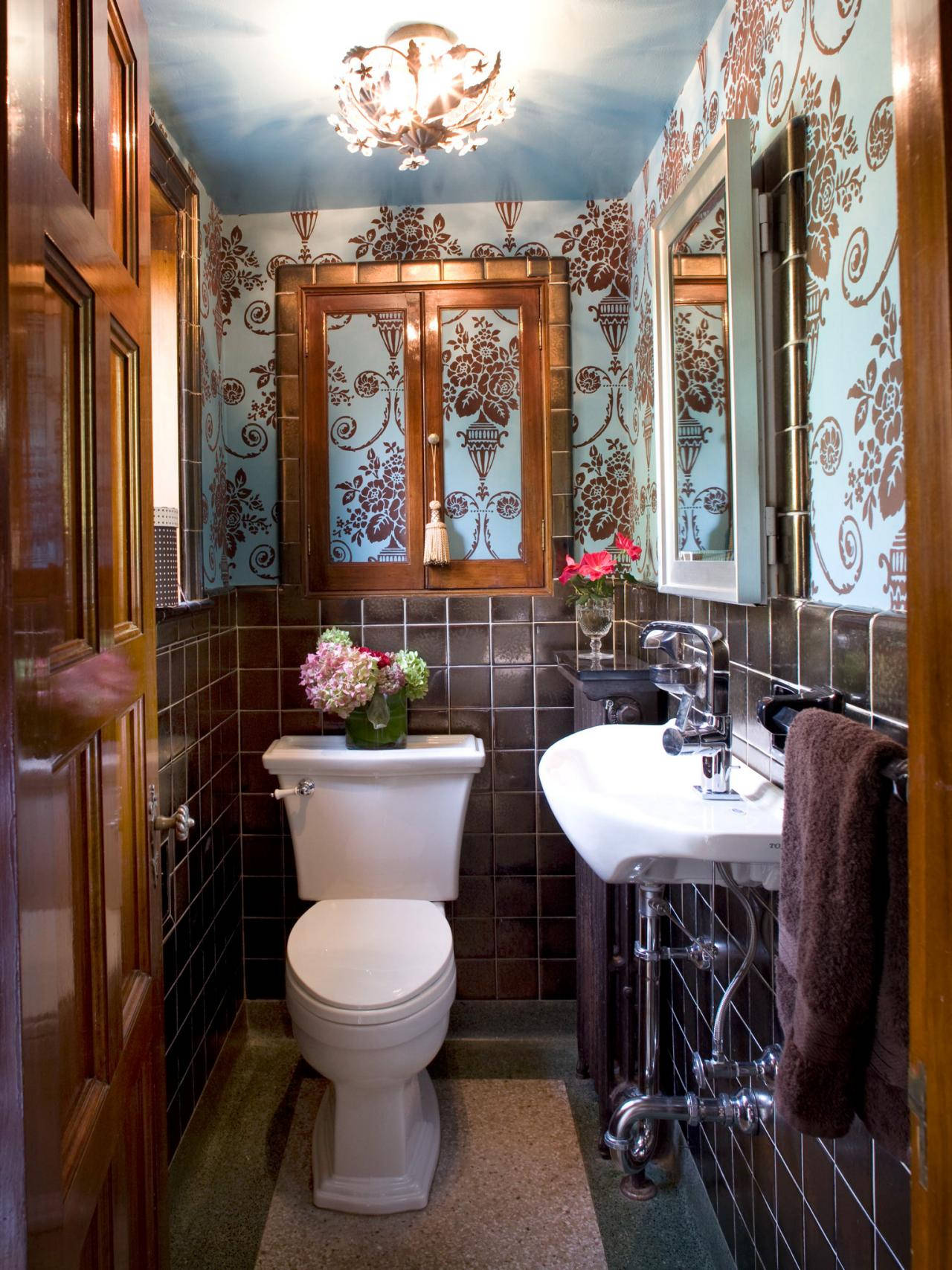 Luxurious Victorian Themed Bathroom Wallpaper