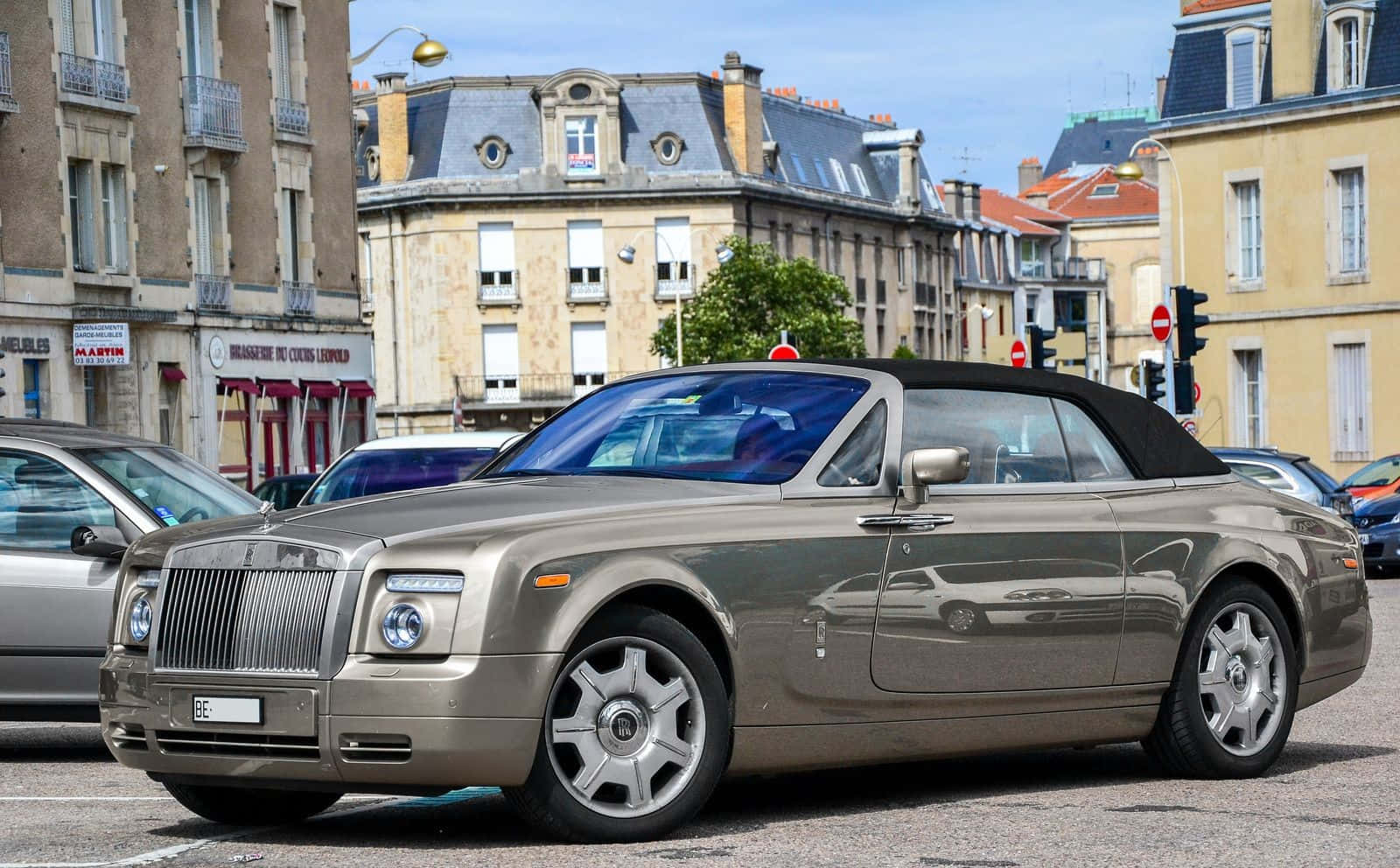 Luxury And Excellence: The Rolls Royce Phantom Drophead Coupe Wallpaper