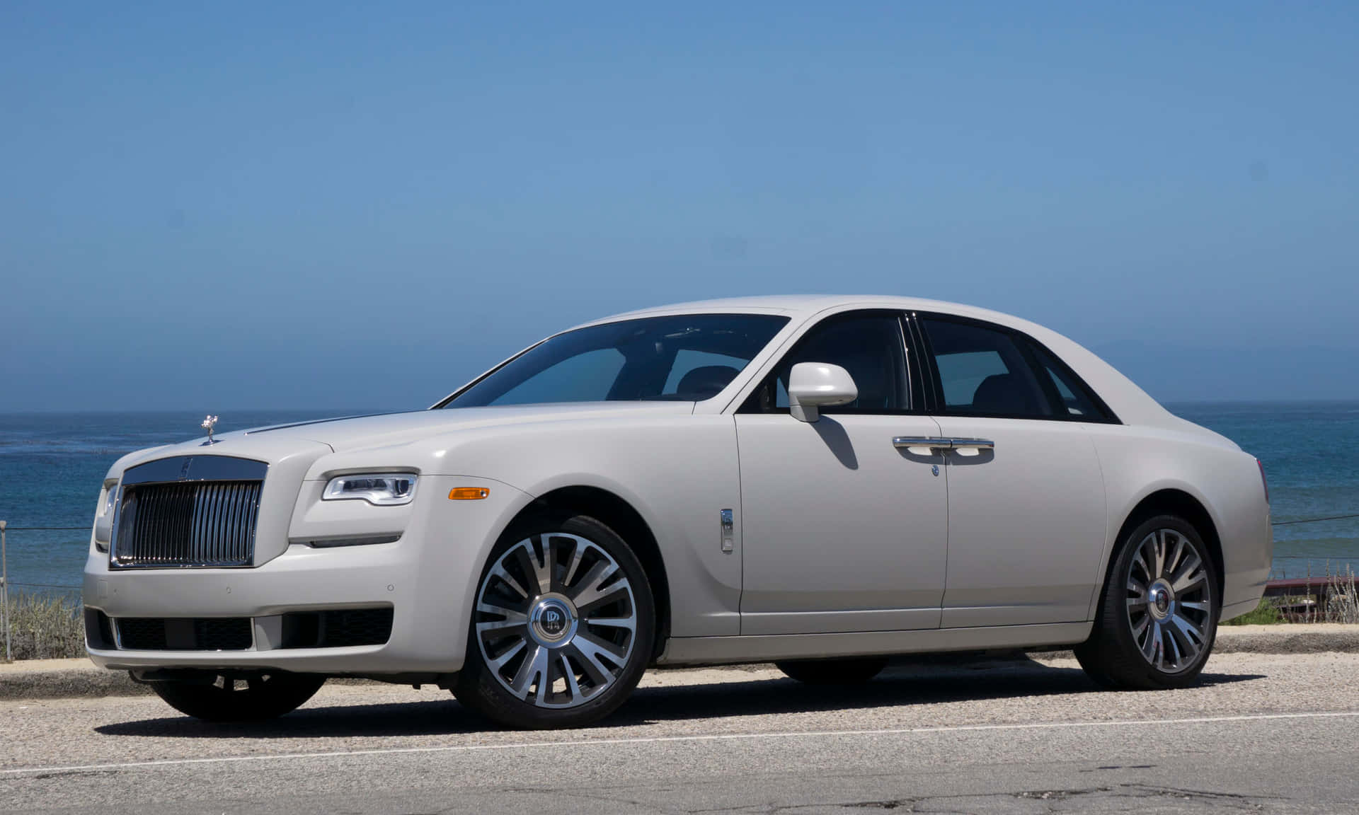 Luxury Embodied - The Expansive Rolls Royce Ghost Wallpaper