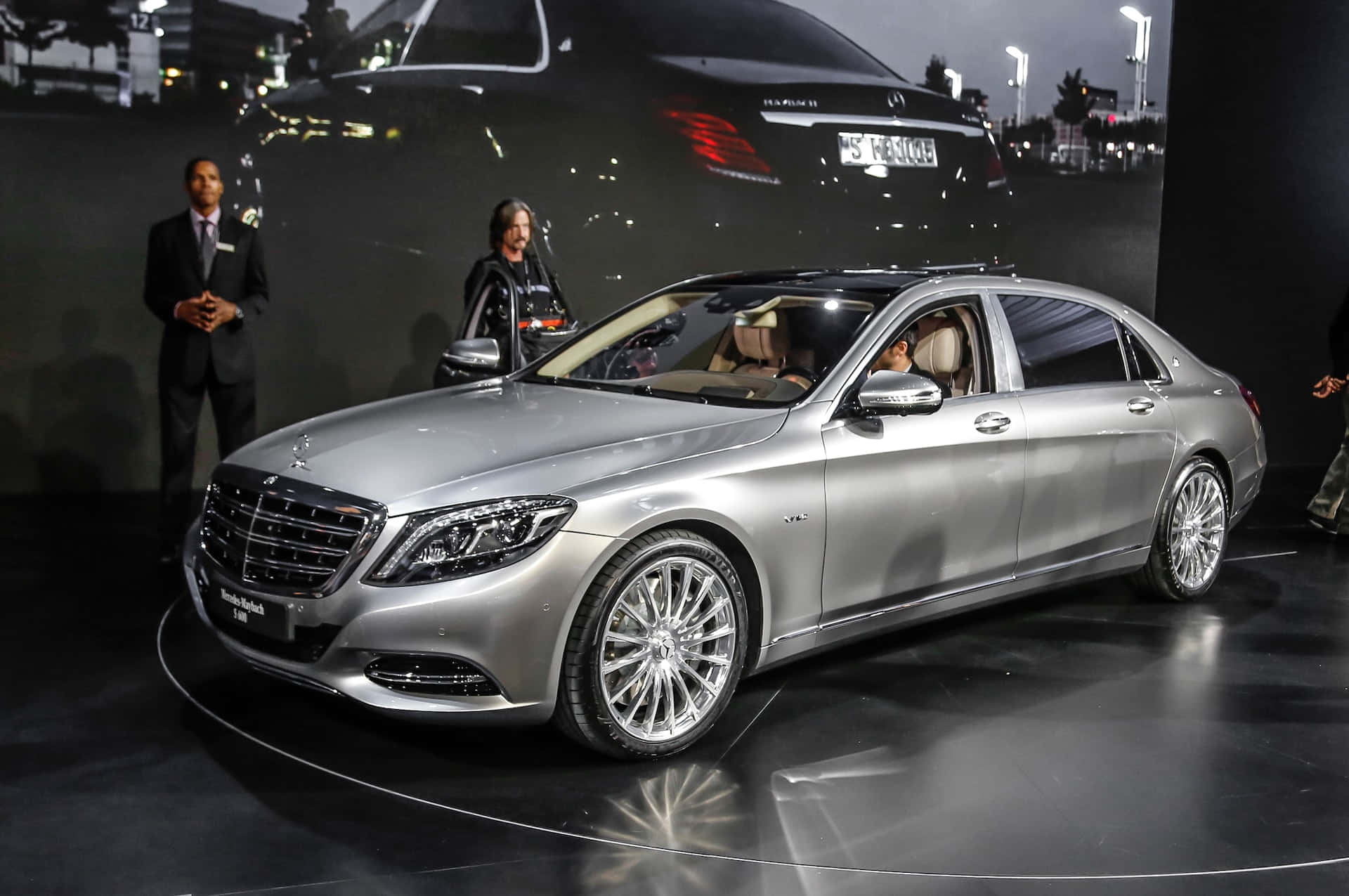 Luxe Herdefinieerd - Maybach S600 In Volle Glorie Achtergrond