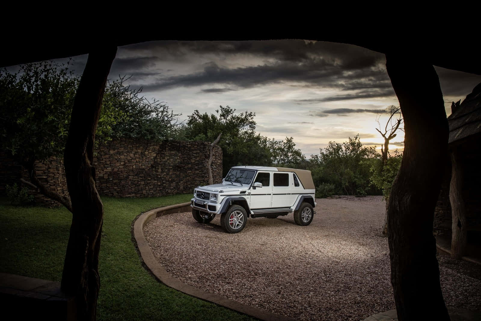 Scène De Crépuscule Avec Suv De Luxe Fond d'écran