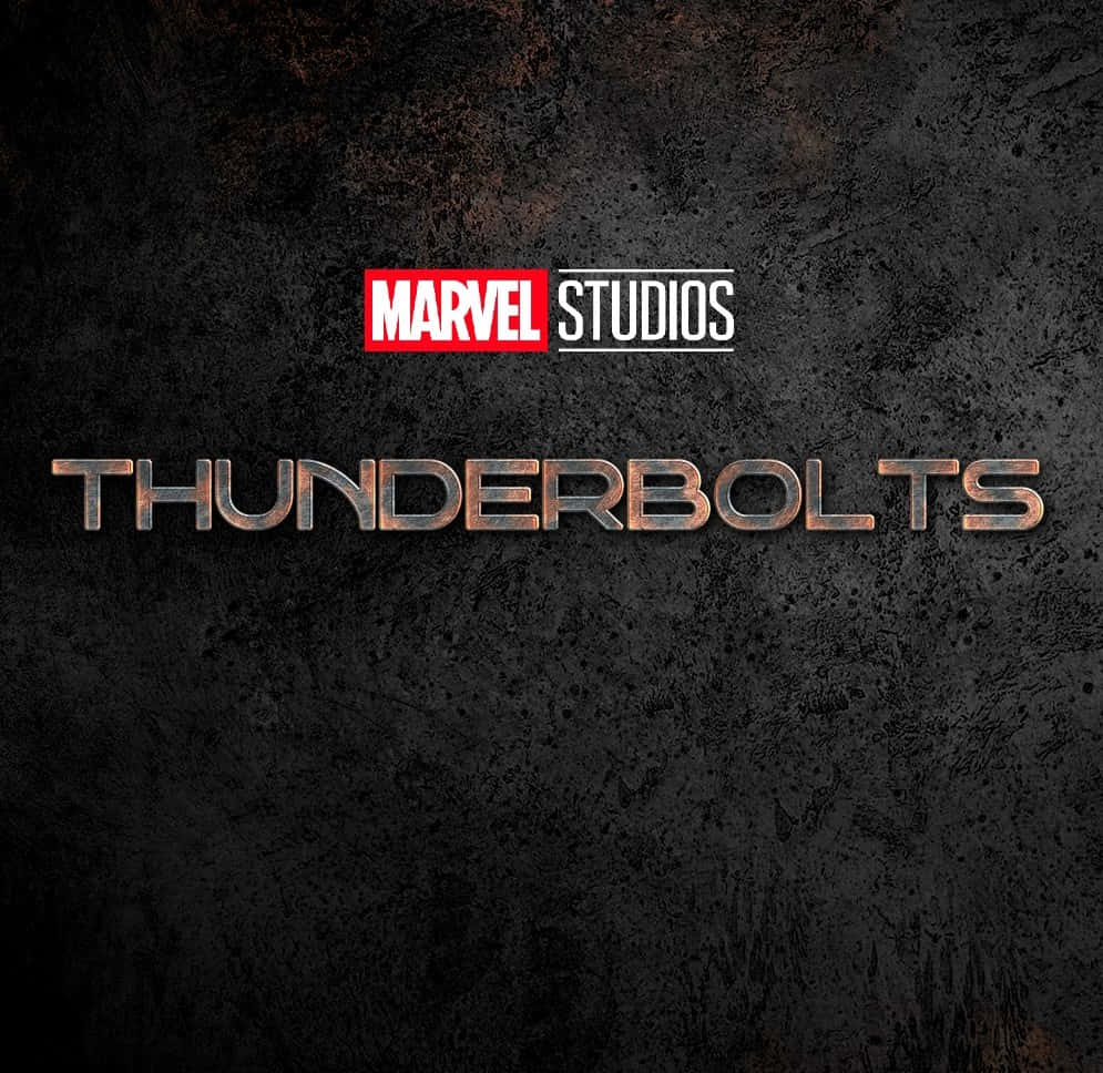 Lyn Som Slår Nattens Himmel Over En Silhuett Av Bylandskap Bakgrunnsbildet