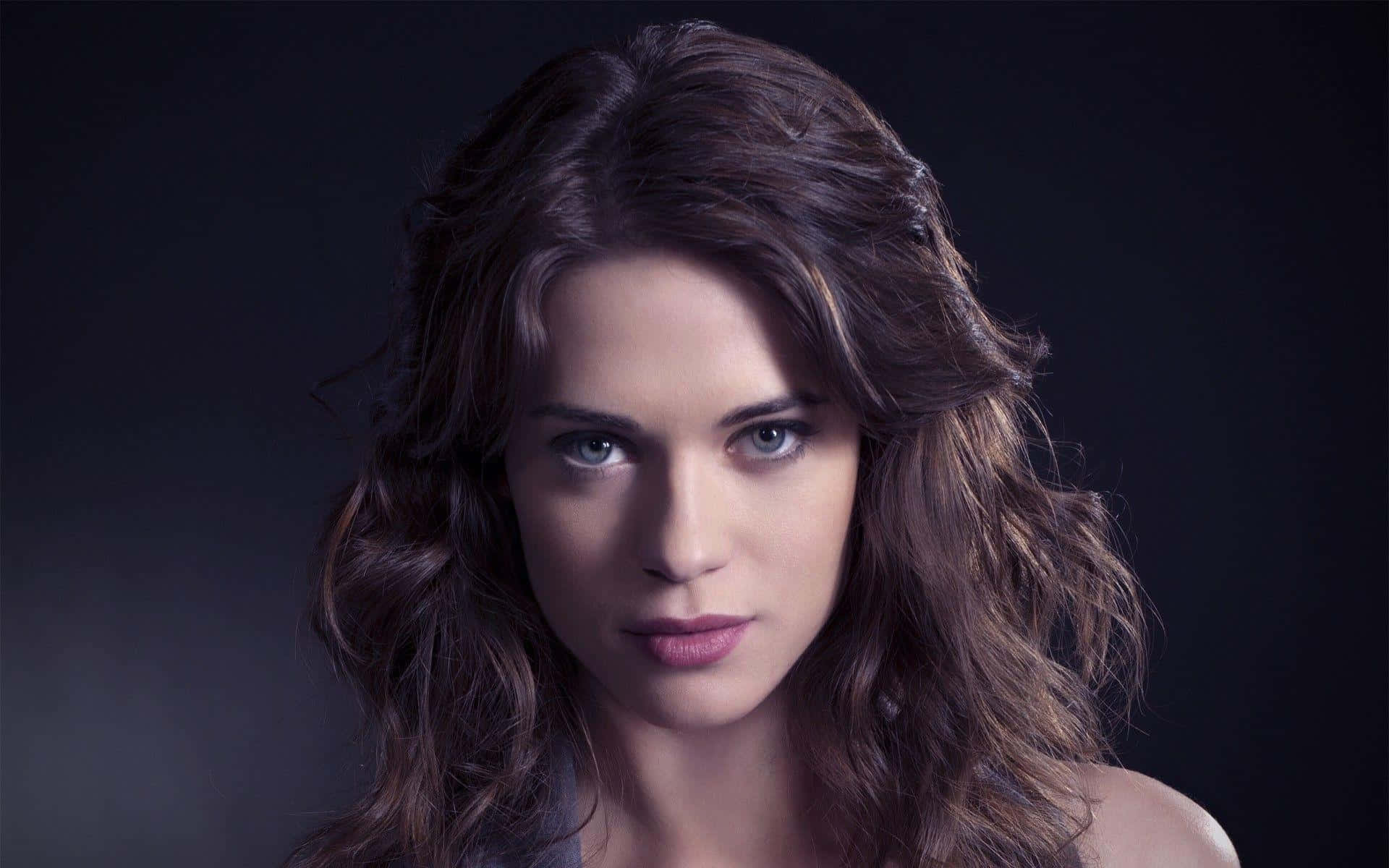 Lyndsyfonseca Posando Con Un Atuendo Elegante. Fondo de pantalla