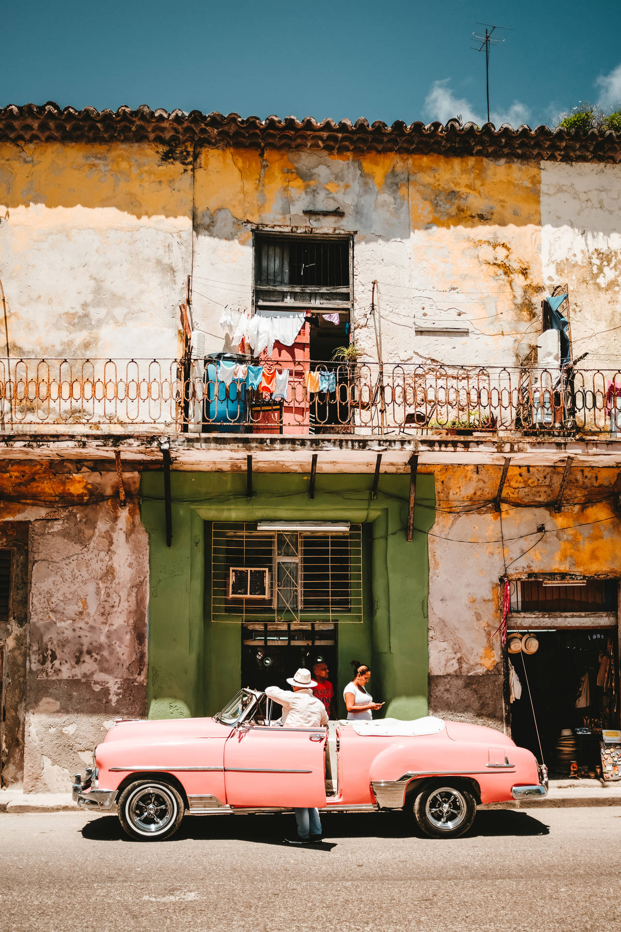 Lyserød Bil Parkeret På Cubansk Gade Wallpaper