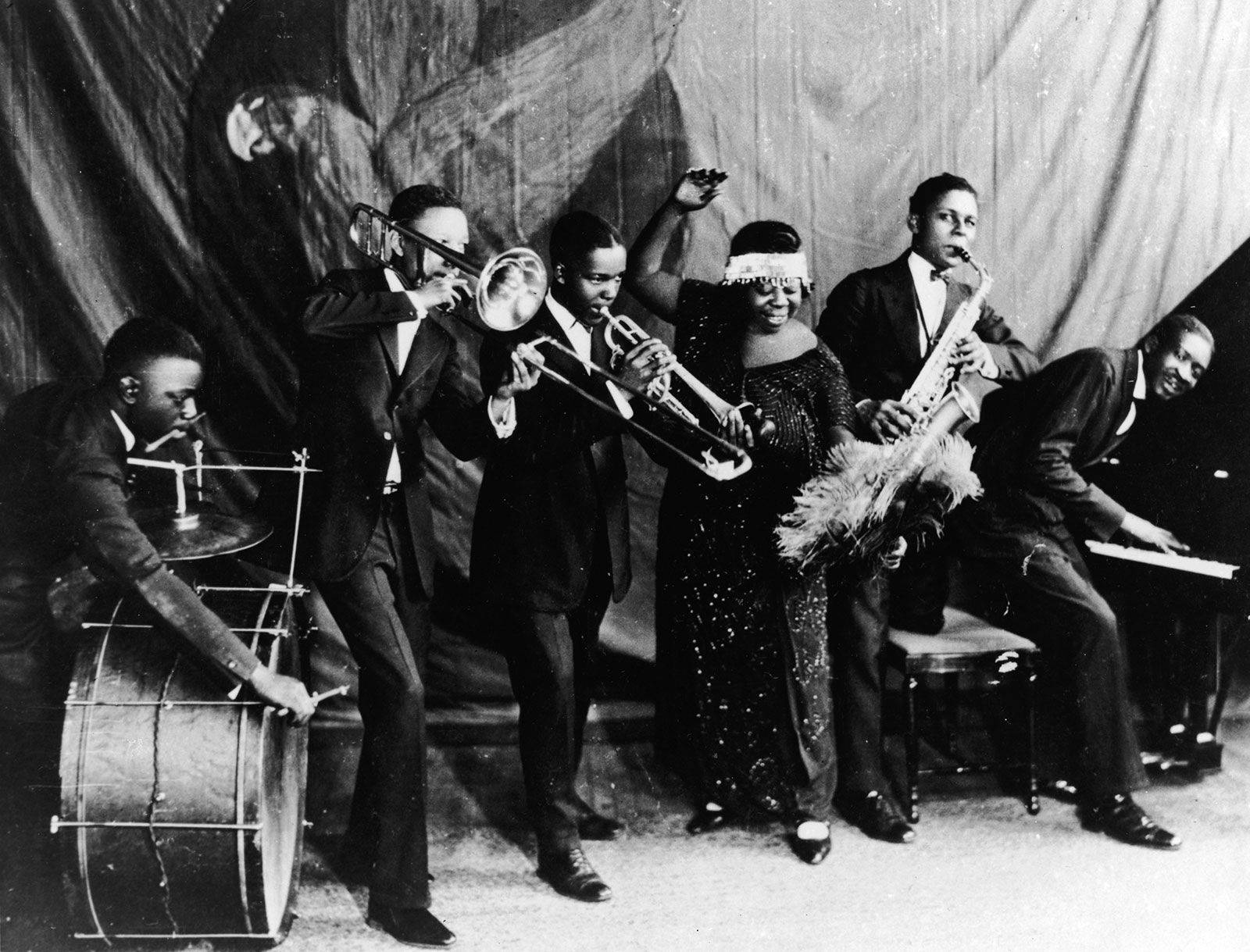 Ma Rainey Blues Jazz Bands Tapet: Udtryk dit personlige engagement med Ma Rainey Blues Jazz Bands Print Tapet. Wallpaper