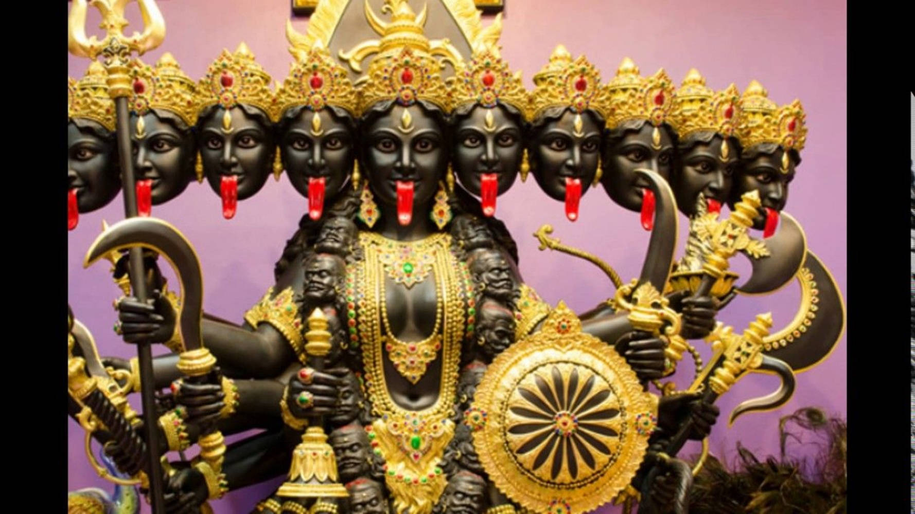 Estatuanegra De Maa Kali Con Múltiples Cabezas. Fondo de pantalla