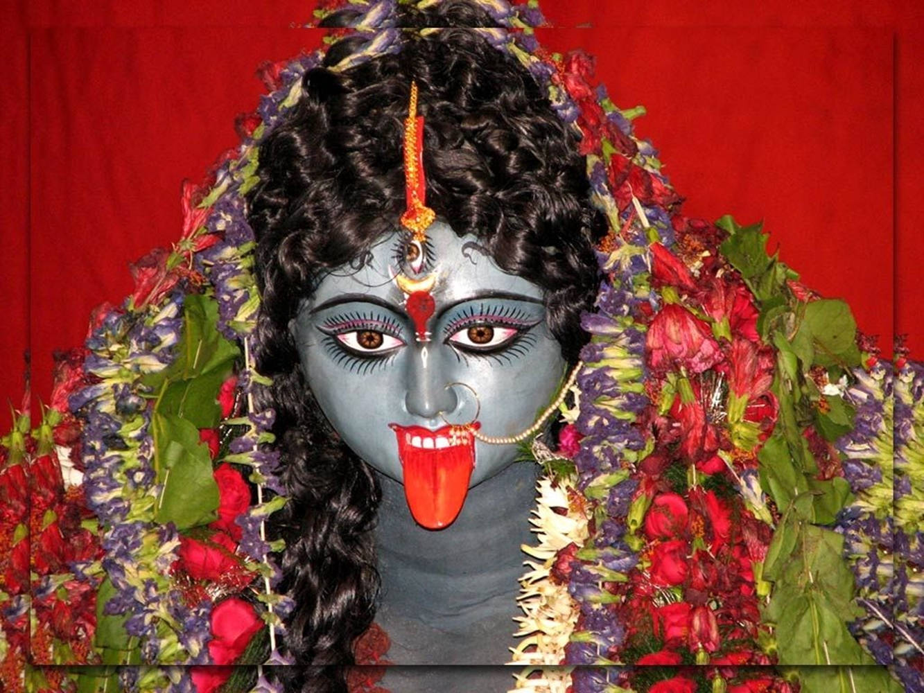Murode Estética Roja Con La Estatua De Maa Kali Fondo de pantalla