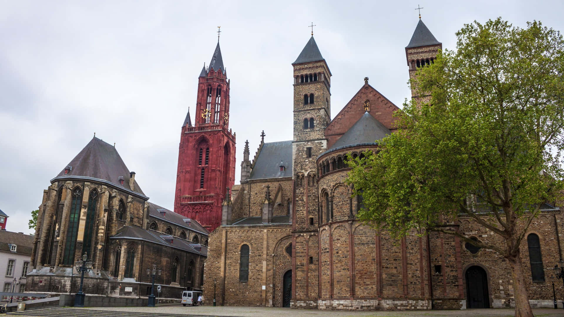 Maastricht Basilicaof Saint Servaasand Sint Janskerk Wallpaper