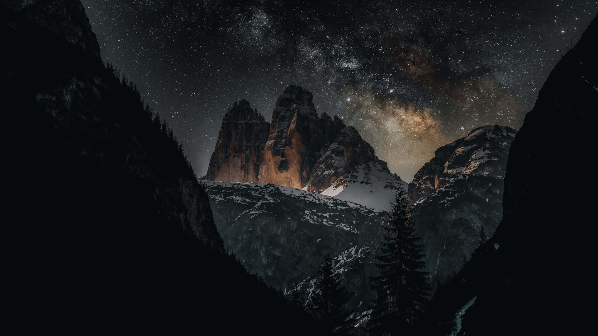 Unacadena Montañosa Con Estrellas Y La Vía Láctea. Fondo de pantalla